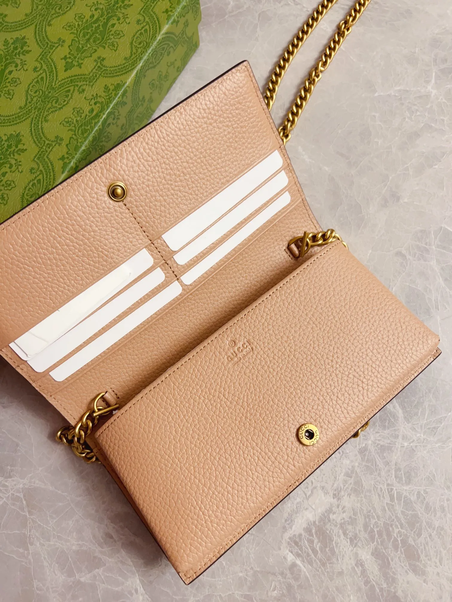 💰660🇮🇹🇮🇹Gucci’s latest ~ Interlocking Double G python leather bow chain pouch 🦄🦄 is made of original factory calfskin, 🦄🦄The front bow is made of python skin piping and antique gold tone interlocking Double G details, 🦄🦄The chain shoulder strap can provide a variety of different carrying experiences. Iconic fashion item🦄🦄Model: 746056, size: 19x 10x 4cm