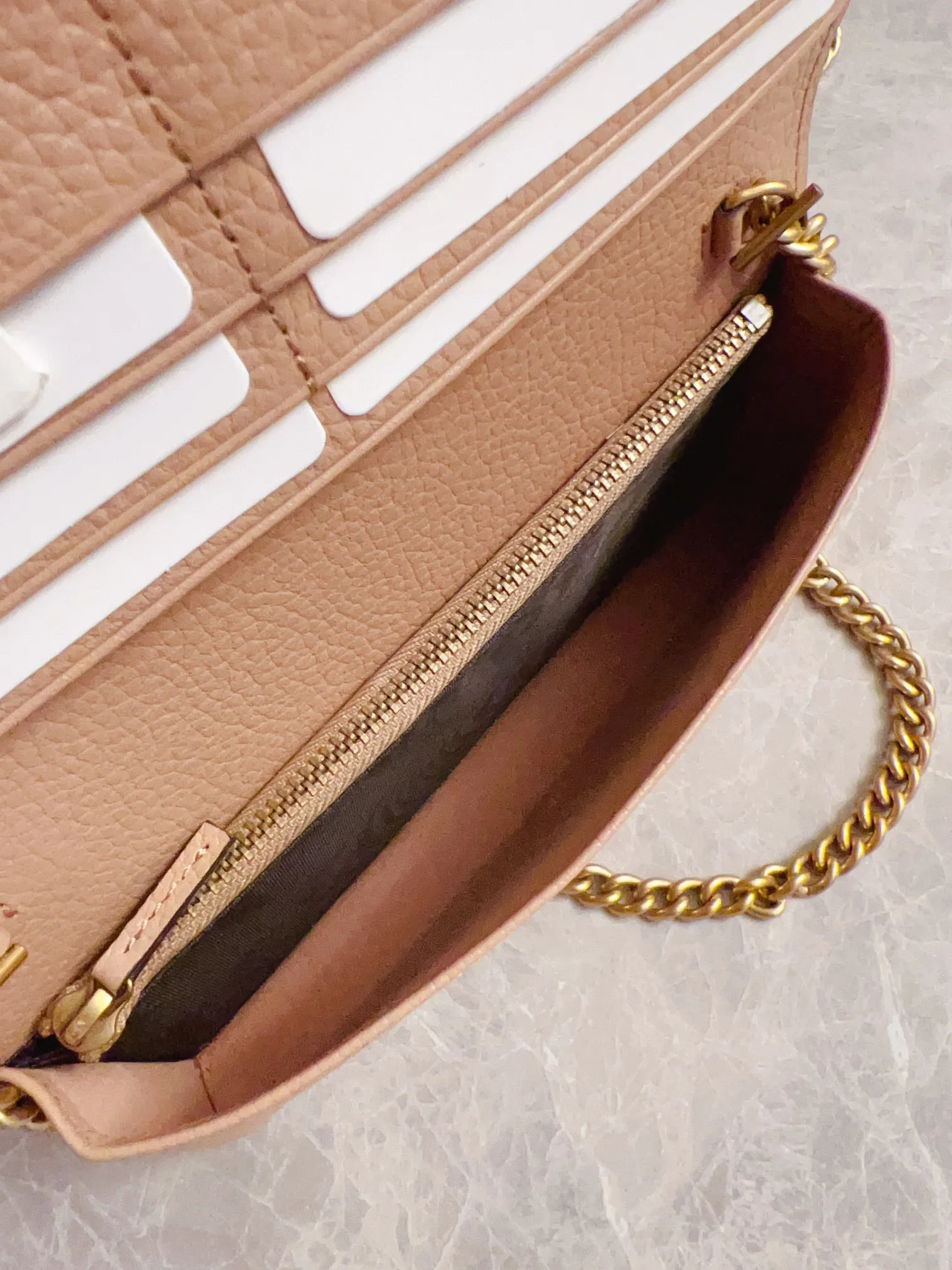💰660🇮🇹🇮🇹Gucci’s latest ~ Interlocking Double G python leather bow chain pouch 🦄🦄 is made of original factory calfskin, 🦄🦄The front bow is made of python skin piping and antique gold tone interlocking Double G details, 🦄🦄The chain shoulder strap can provide a variety of different carrying experiences. Iconic fashion item🦄🦄Model: 746056, size: 19x 10x 4cm