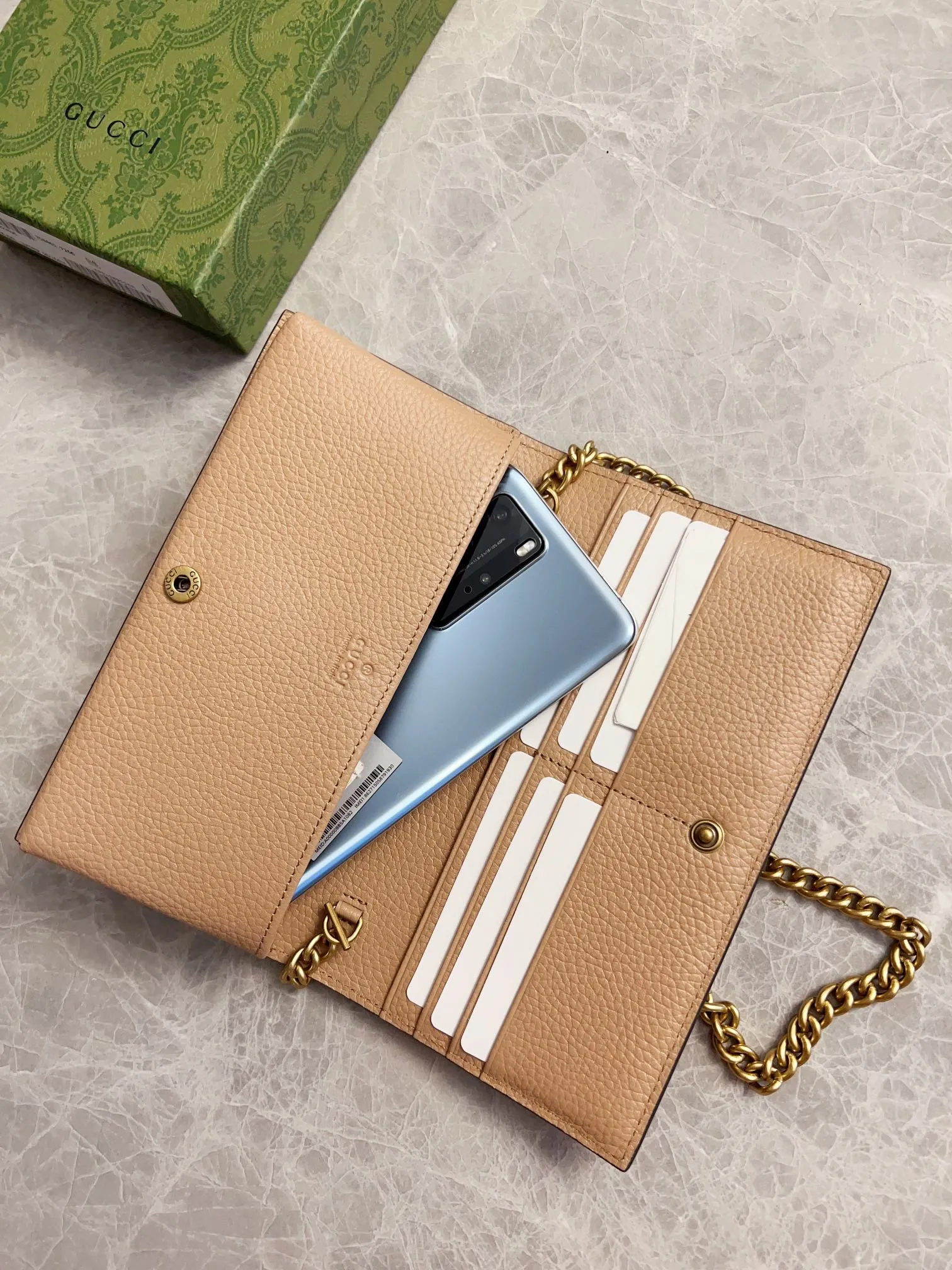 💰660🇮🇹🇮🇹Gucci’s latest ~ Interlocking Double G python leather bow chain pouch 🦄🦄 is made of original factory calfskin, 🦄🦄The front bow is made of python skin piping and antique gold tone interlocking Double G details, 🦄🦄The chain shoulder strap can provide a variety of different carrying experiences. Iconic fashion item🦄🦄Model: 746056, size: 19x 10x 4cm