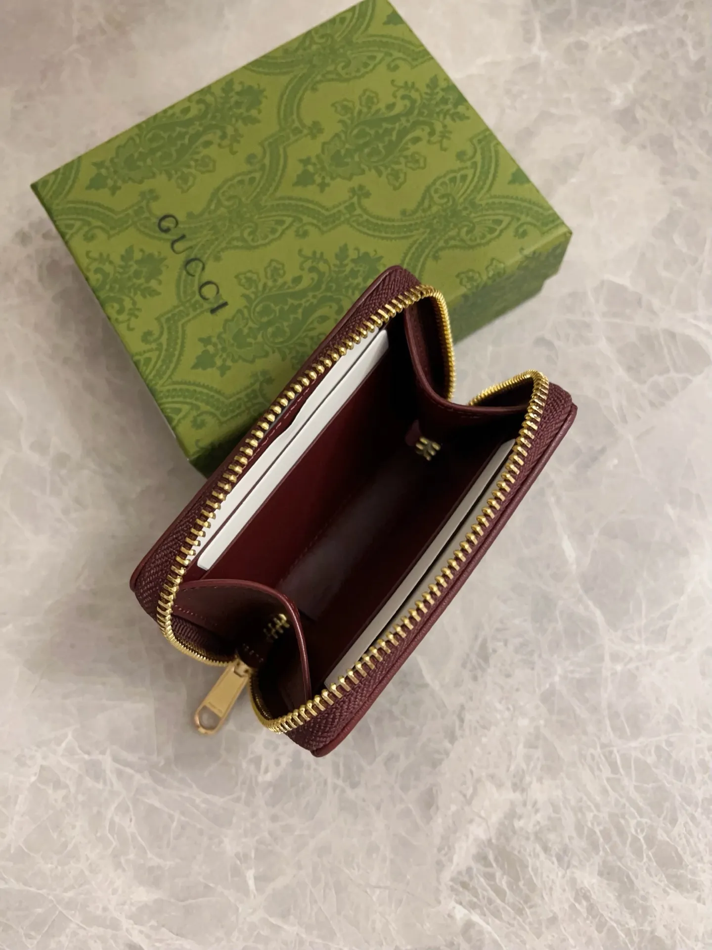 💰380 🇭🇺🇭🇺GG Marmont series🧼🧼Card holder~Business card collection in one🧼🧼Elegant and exquisite design, a must-have and versatile item! Super awesome! Model: 658549. Size: 11.5*8.5*3cm. Color: white~brown/PVC