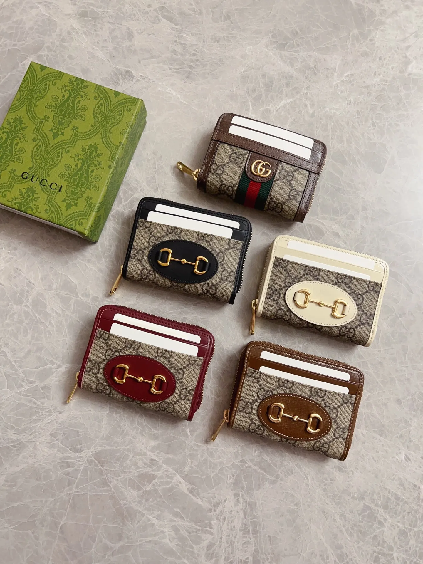 💰380 🇭🇺🇭🇺GG Marmont series🧼🧼Card holder~Business card collection in one🧼🧼Elegant and exquisite design, a must-have and versatile item! Super awesome! Model: 658549. Size: 11.5*8.5*3cm. Color: white~brown/PVC