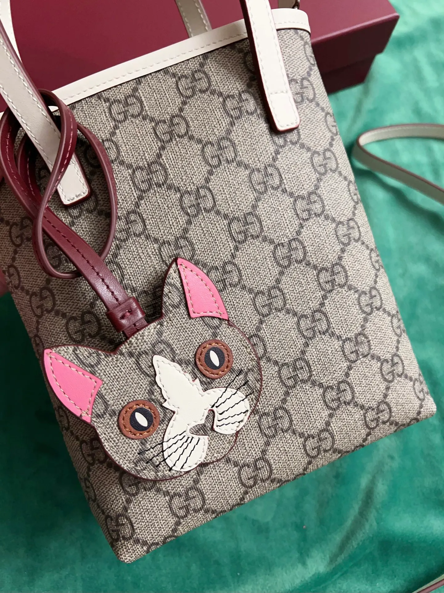 💰720 🇭🇺🇭🇺New product on official website! Exquisite small handbag (can be worn cross-body) PVC with original factory calfskin, 🧤🧤 with exquisite cute animal pendant 🧤🧤 No. 831899, size: 20x15x5cm, 🧤🧤 little red cat, puppy, panda, owl, exquisite and cute! 4 colors original single product!