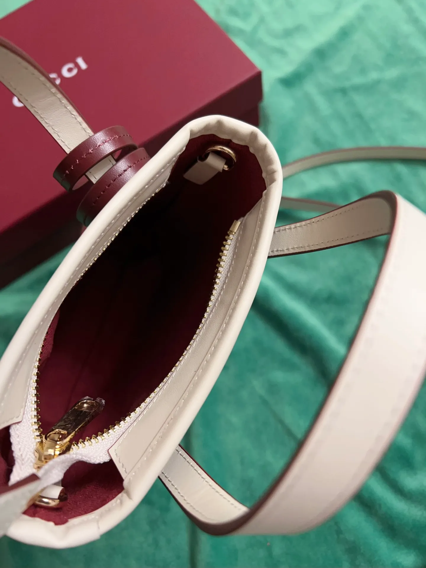💰720 🇭🇺🇭🇺New product on official website! Exquisite small handbag (can be worn cross-body) PVC with original factory calfskin, 🧤🧤 with exquisite cute animal pendant 🧤🧤 No. 831899, size: 20x15x5cm, 🧤🧤 little red cat, puppy, panda, owl, exquisite and cute! 4 colors original single product!