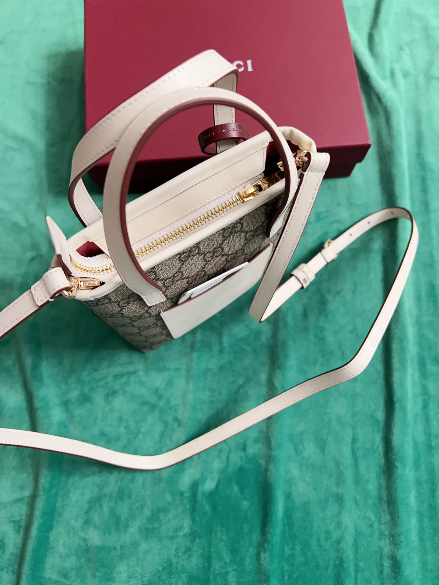💰720 🇭🇺🇭🇺New product on official website! Exquisite small handbag (can be worn cross-body) PVC with original factory calfskin, 🧤🧤 with exquisite cute animal pendant 🧤🧤 No. 831899, size: 20x15x5cm, 🧤🧤 little red cat, puppy, panda, owl, exquisite and cute! 4 colors original single product!