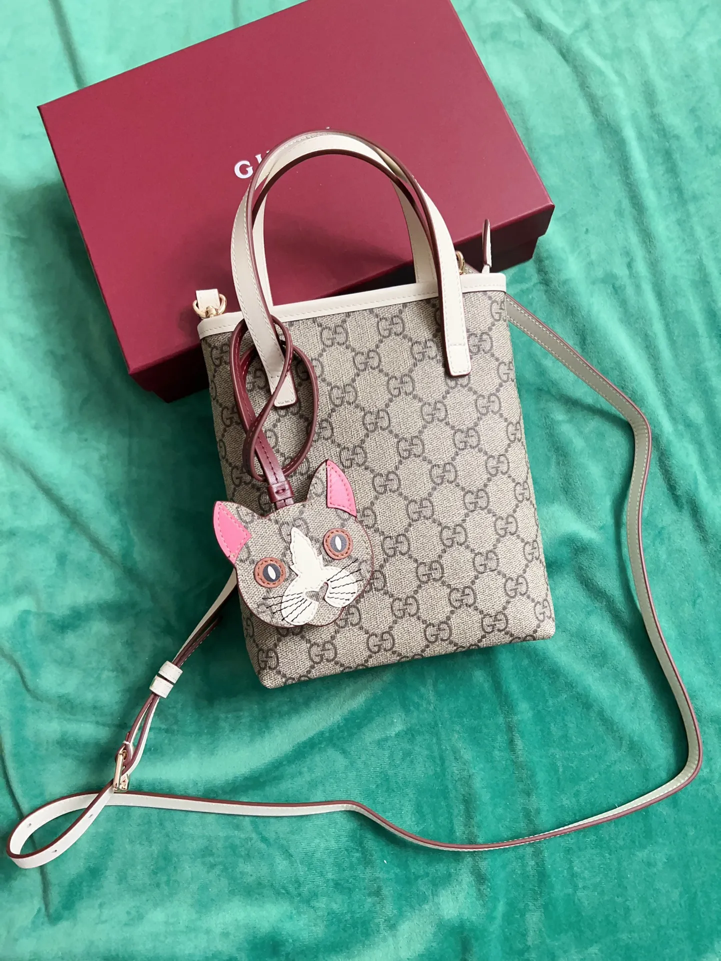 💰720 🇭🇺🇭🇺New product on official website! Exquisite small handbag (can be worn cross-body) PVC with original factory calfskin, 🧤🧤 with exquisite cute animal pendant 🧤🧤 No. 831899, size: 20x15x5cm, 🧤🧤 little red cat, puppy, panda, owl, exquisite and cute! 4 colors original single product!