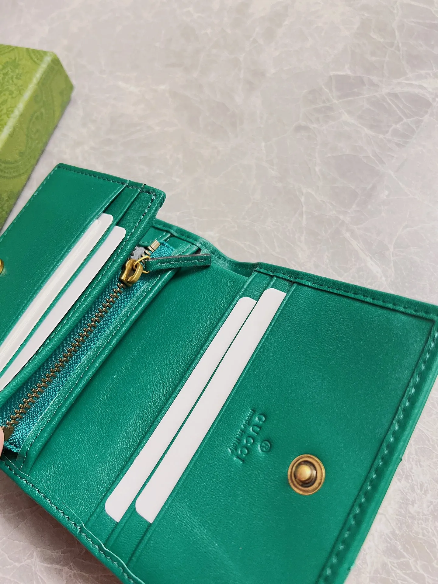 💰340 🇭🇺🇭🇺 The latest ~ GG Marmont card holder 👛👛 chevron pattern quilted original leather, 💋💋 GG logo pattern on the back, bronze hardware accessories 👛👛 Style number: 466492, size: W11*H8*D3 cm , Color: black, bright red, dark green, nude pink