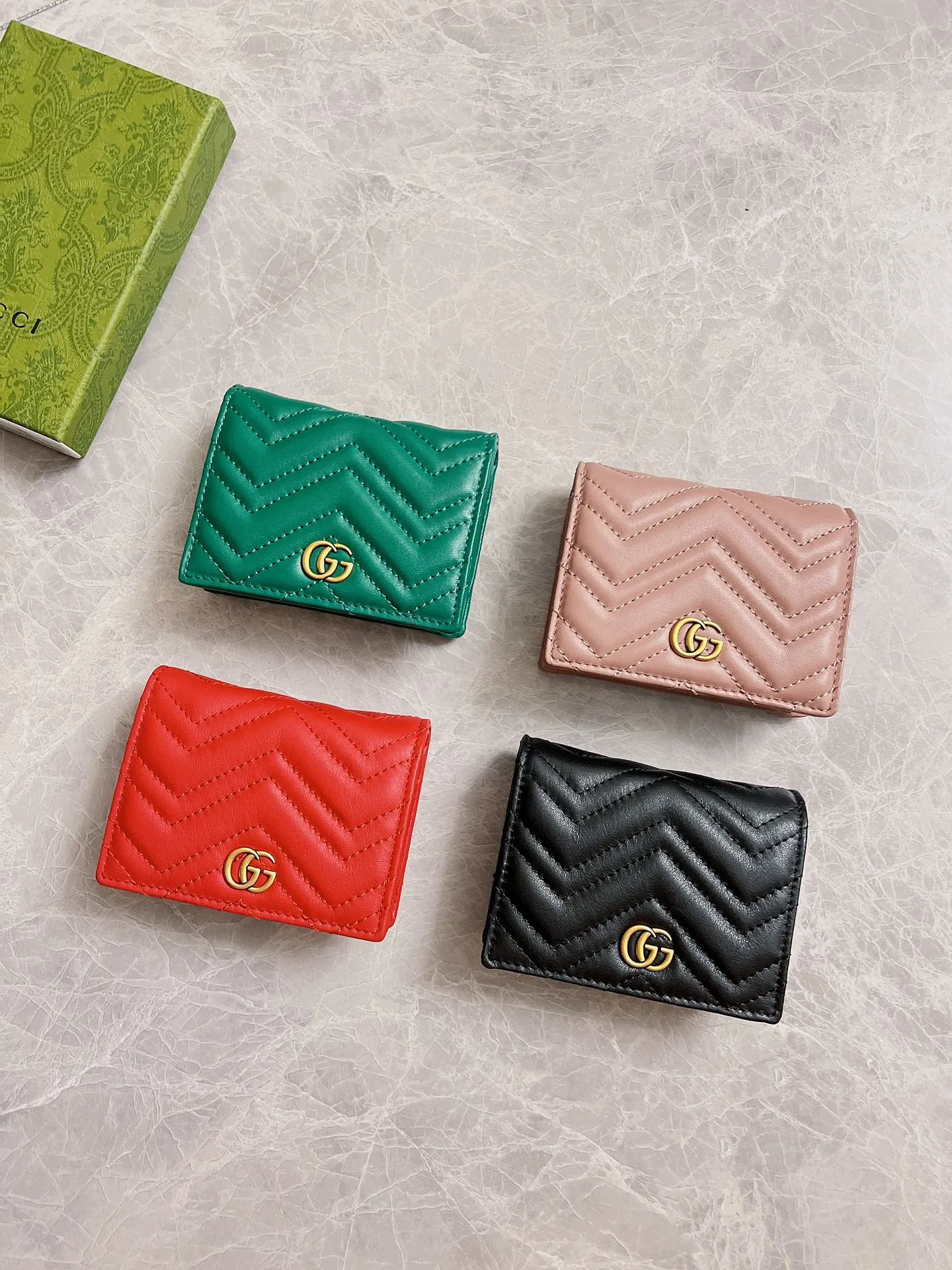💰340 🇭🇺🇭🇺 The latest ~ GG Marmont card holder 👛👛 chevron pattern quilted original leather, 💋💋 GG logo pattern on the back, bronze hardware accessories 👛👛 Style number: 466492, size: W11*H8*D3 cm , Color: black, bright red, dark green, nude pink