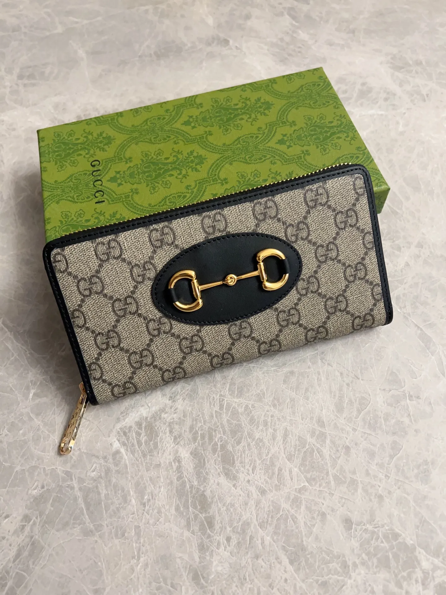 💰420 🇭🇺🇭🇺 Newly launched Gucci made of GG Supreme premium man-made canvas and brown leather 🍿🍿1955 Horsebit Card Holder This series adopts the same double ring and long strip design as the handbag 🍿🍿This detail is inspired by the brand’s equestrian roots 🍿🍿 It is one of Gucci’s classic heritage 🍿🍿 It is also one of the brand’s most representative symbolic elements 🍿🍿Model: 621889, size: 19.5x10x3cm