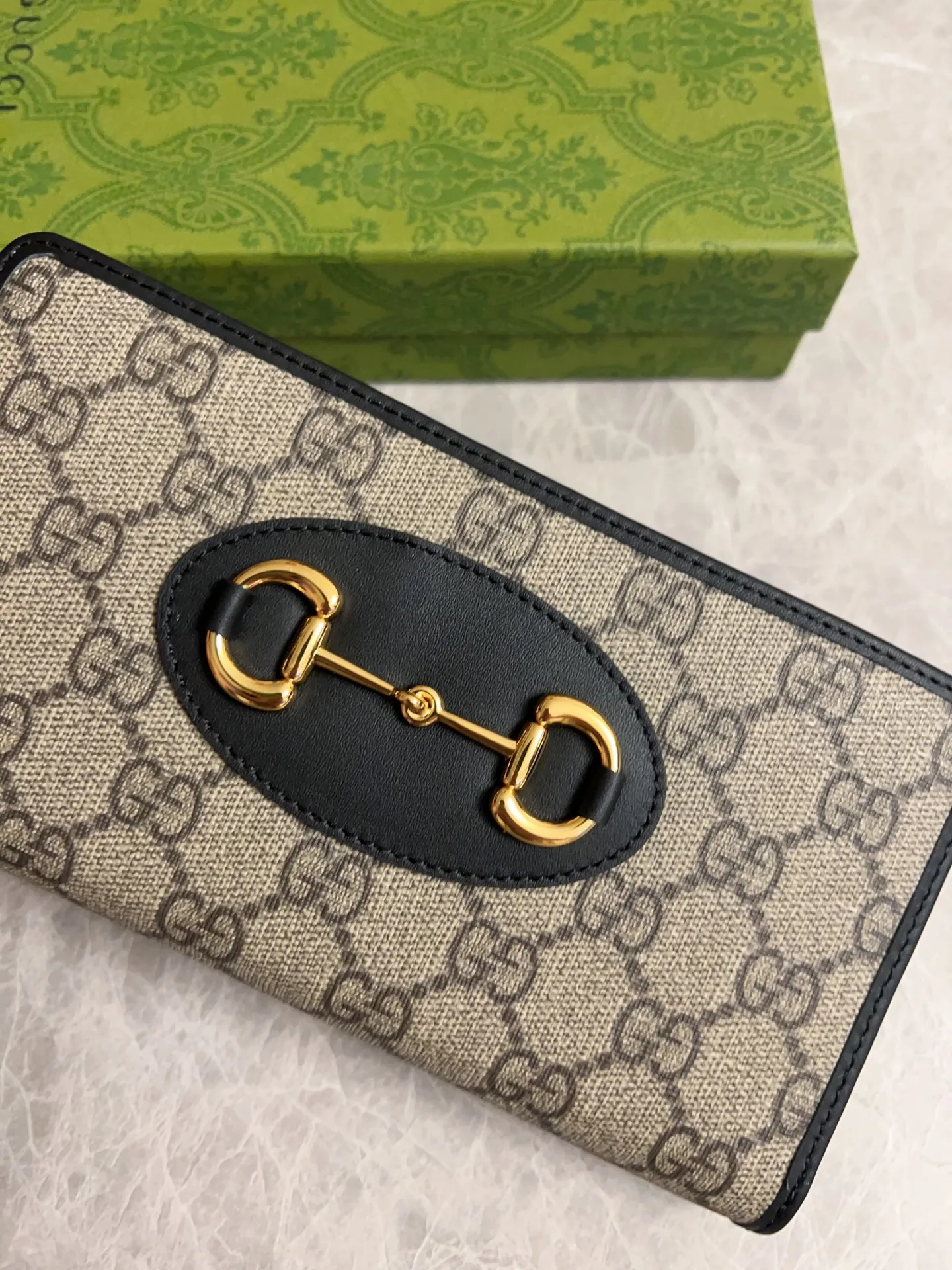 💰420 🇭🇺🇭🇺 Newly launched Gucci made of GG Supreme premium man-made canvas and brown leather 🍿🍿1955 Horsebit Card Holder This series adopts the same double ring and long strip design as the handbag 🍿🍿This detail is inspired by the brand’s equestrian roots 🍿🍿 It is one of Gucci’s classic heritage 🍿🍿 It is also one of the brand’s most representative symbolic elements 🍿🍿Model: 621889, size: 19.5x10x3cm
