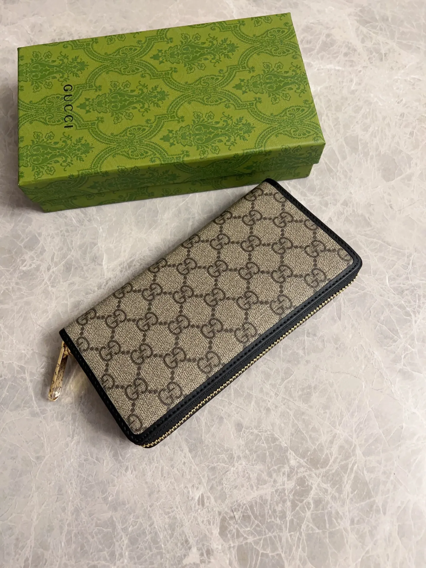 💰420 🇭🇺🇭🇺 Newly launched Gucci made of GG Supreme premium man-made canvas and brown leather 🍿🍿1955 Horsebit Card Holder This series adopts the same double ring and long strip design as the handbag 🍿🍿This detail is inspired by the brand’s equestrian roots 🍿🍿 It is one of Gucci’s classic heritage 🍿🍿 It is also one of the brand’s most representative symbolic elements 🍿🍿Model: 621889, size: 19.5x10x3cm