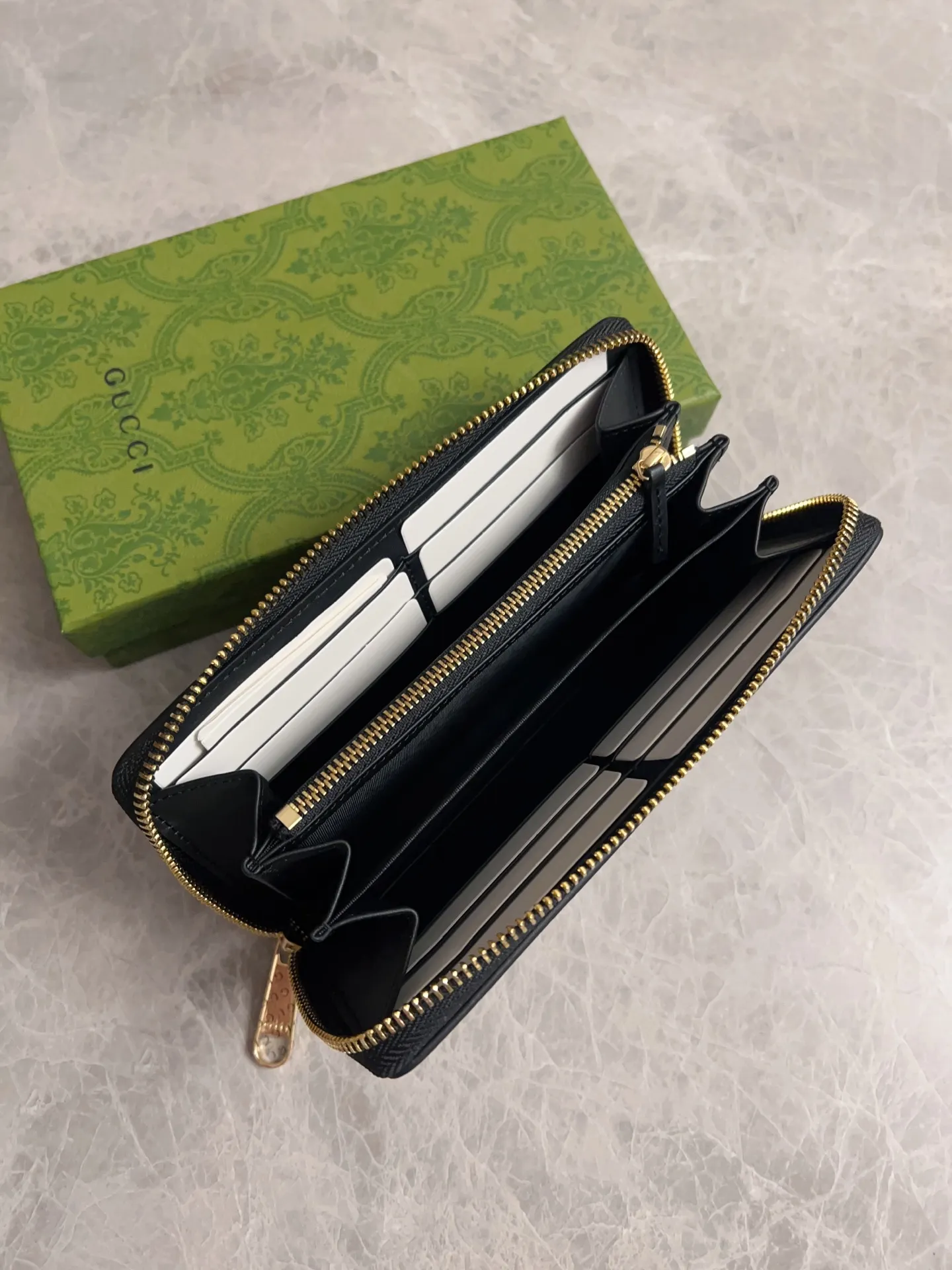 💰420 🇭🇺🇭🇺 Newly launched Gucci made of GG Supreme premium man-made canvas and brown leather 🍿🍿1955 Horsebit Card Holder This series adopts the same double ring and long strip design as the handbag 🍿🍿This detail is inspired by the brand’s equestrian roots 🍿🍿 It is one of Gucci’s classic heritage 🍿🍿 It is also one of the brand’s most representative symbolic elements 🍿🍿Model: 621889, size: 19.5x10x3cm