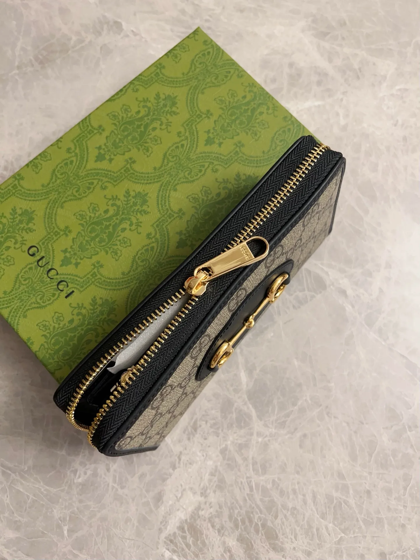 💰420 🇭🇺🇭🇺 Newly launched Gucci made of GG Supreme premium man-made canvas and brown leather 🍿🍿1955 Horsebit Card Holder This series adopts the same double ring and long strip design as the handbag 🍿🍿This detail is inspired by the brand’s equestrian roots 🍿🍿 It is one of Gucci’s classic heritage 🍿🍿 It is also one of the brand’s most representative symbolic elements 🍿🍿Model: 621889, size: 19.5x10x3cm