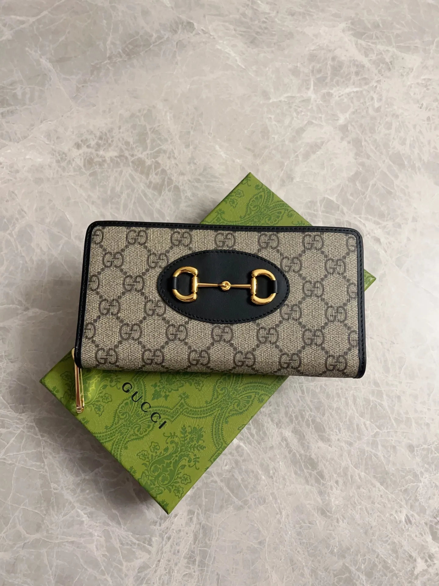 💰420 🇭🇺🇭🇺 Newly launched Gucci made of GG Supreme premium man-made canvas and brown leather 🍿🍿1955 Horsebit Card Holder This series adopts the same double ring and long strip design as the handbag 🍿🍿This detail is inspired by the brand’s equestrian roots 🍿🍿 It is one of Gucci’s classic heritage 🍿🍿 It is also one of the brand’s most representative symbolic elements 🍿🍿Model: 621889, size: 19.5x10x3cm