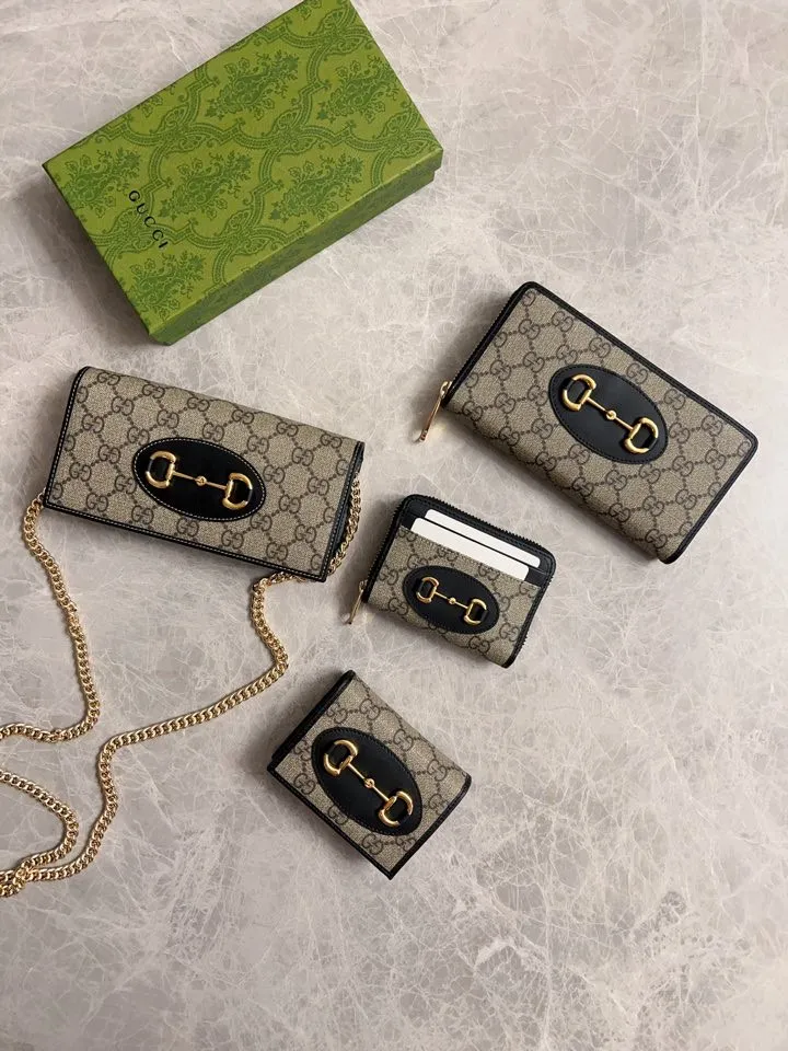 💰420 🇭🇺🇭🇺 Newly launched Gucci made of GG Supreme premium man-made canvas and brown leather 🍿🍿1955 Horsebit Card Holder This series adopts the same double ring and long strip design as the handbag 🍿🍿This detail is inspired by the brand’s equestrian roots 🍿🍿 It is one of Gucci’s classic heritage 🍿🍿 It is also one of the brand’s most representative symbolic elements 🍿🍿Model: 621889, size: 19.5x10x3cm