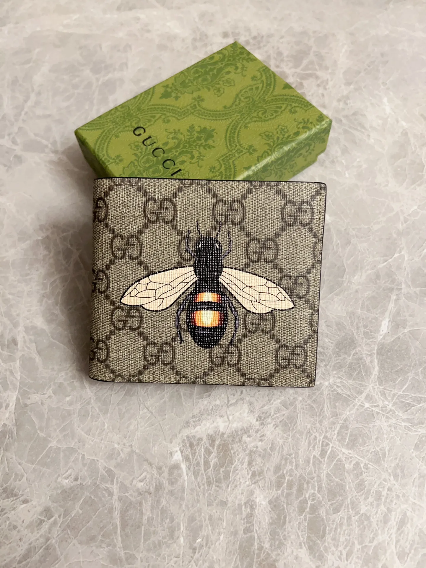 💰270 🇭🇺🇭🇺New men’s short wallet! 🐝🐝Synchronized with counters, original shaved leather with high-quality PVC fabric🐝🐝Tear-printed latest bee logo🐝🐝Oil edges with fine workmanship, simple and elegant, fashionable and domineering,🐝🐝Model: 451268, size: 10x9x2.5cm, color: brown PVC-black "Bee"