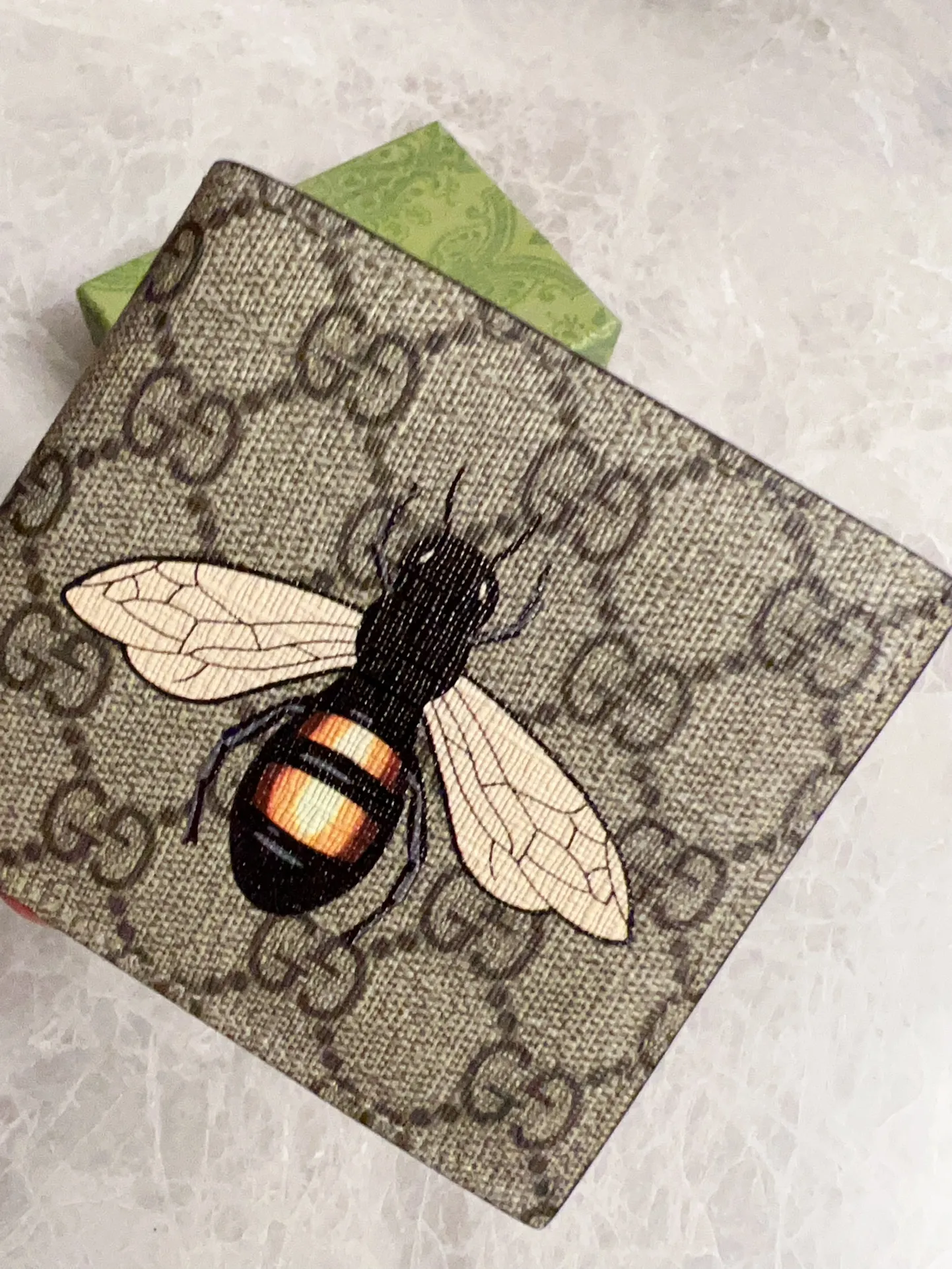 💰270 🇭🇺🇭🇺New men’s short wallet! 🐝🐝Synchronized with counters, original shaved leather with high-quality PVC fabric🐝🐝Tear-printed latest bee logo🐝🐝Oil edges with fine workmanship, simple and elegant, fashionable and domineering,🐝🐝Model: 451268, size: 10x9x2.5cm, color: brown PVC-black "Bee"