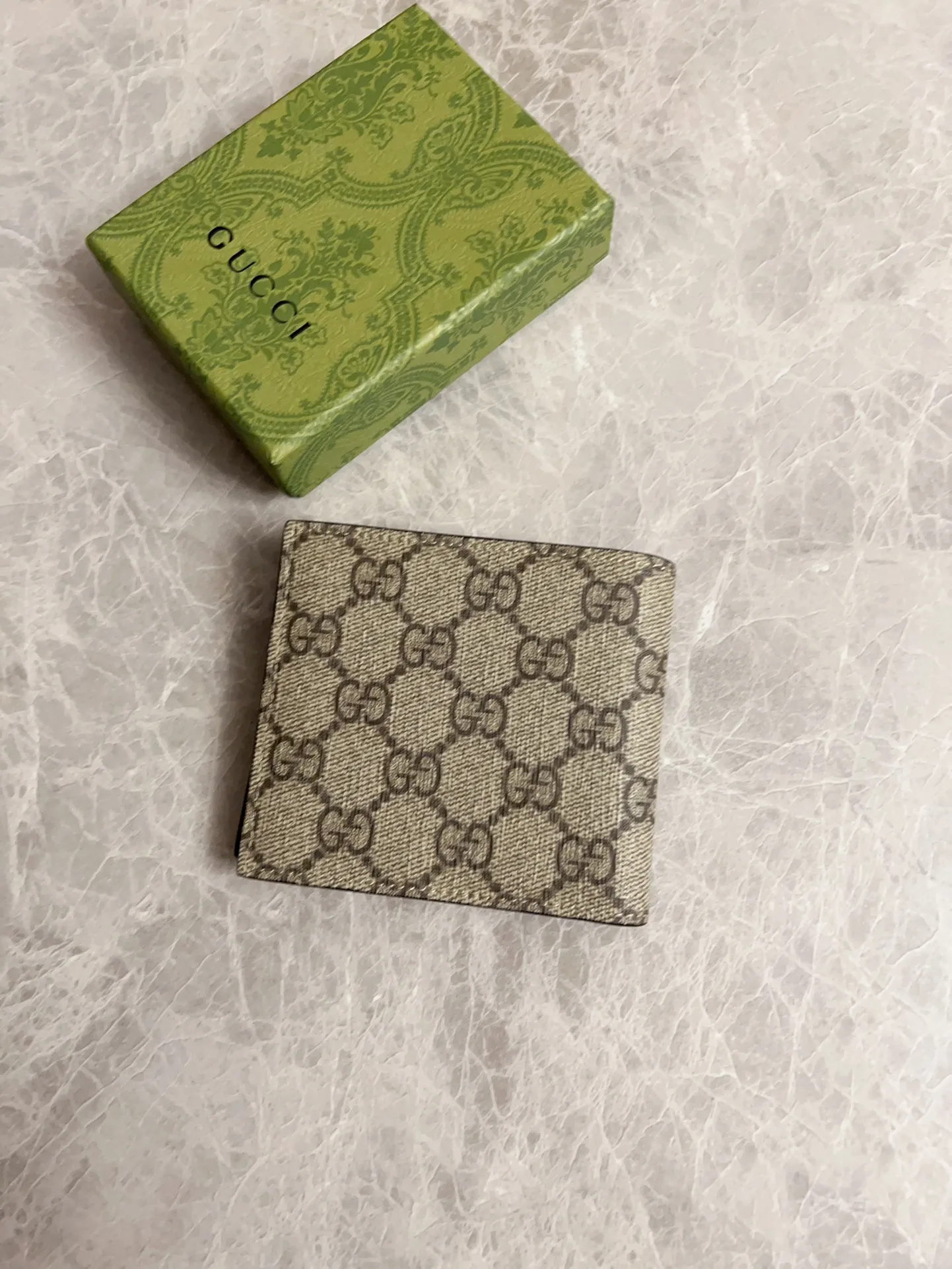 💰270 🇭🇺🇭🇺New men’s short wallet! 🐝🐝Synchronized with counters, original shaved leather with high-quality PVC fabric🐝🐝Tear-printed latest bee logo🐝🐝Oil edges with fine workmanship, simple and elegant, fashionable and domineering,🐝🐝Model: 451268, size: 10x9x2.5cm, color: brown PVC-black "Bee"