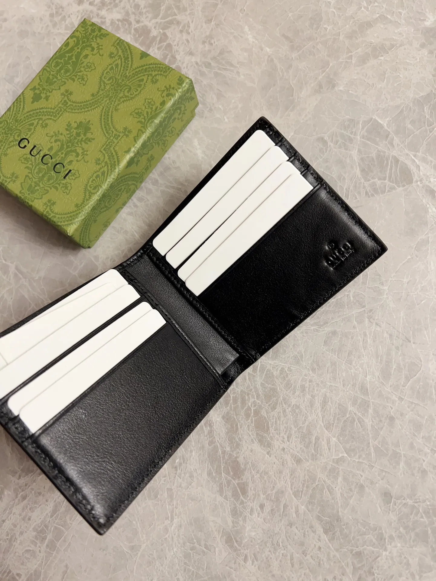 💰270 🇭🇺🇭🇺New men’s short wallet! 🐝🐝Synchronized with counters, original shaved leather with high-quality PVC fabric🐝🐝Tear-printed latest bee logo🐝🐝Oil edges with fine workmanship, simple and elegant, fashionable and domineering,🐝🐝Model: 451268, size: 10x9x2.5cm, color: brown PVC-black "Bee"