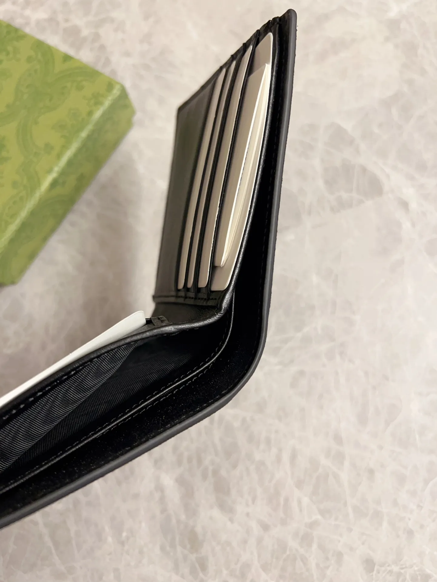 💰270 🇭🇺🇭🇺New men’s short wallet! 🐝🐝Synchronized with counters, original shaved leather with high-quality PVC fabric🐝🐝Tear-printed latest bee logo🐝🐝Oil edges with fine workmanship, simple and elegant, fashionable and domineering,🐝🐝Model: 451268, size: 10x9x2.5cm, color: brown PVC-black "Bee"