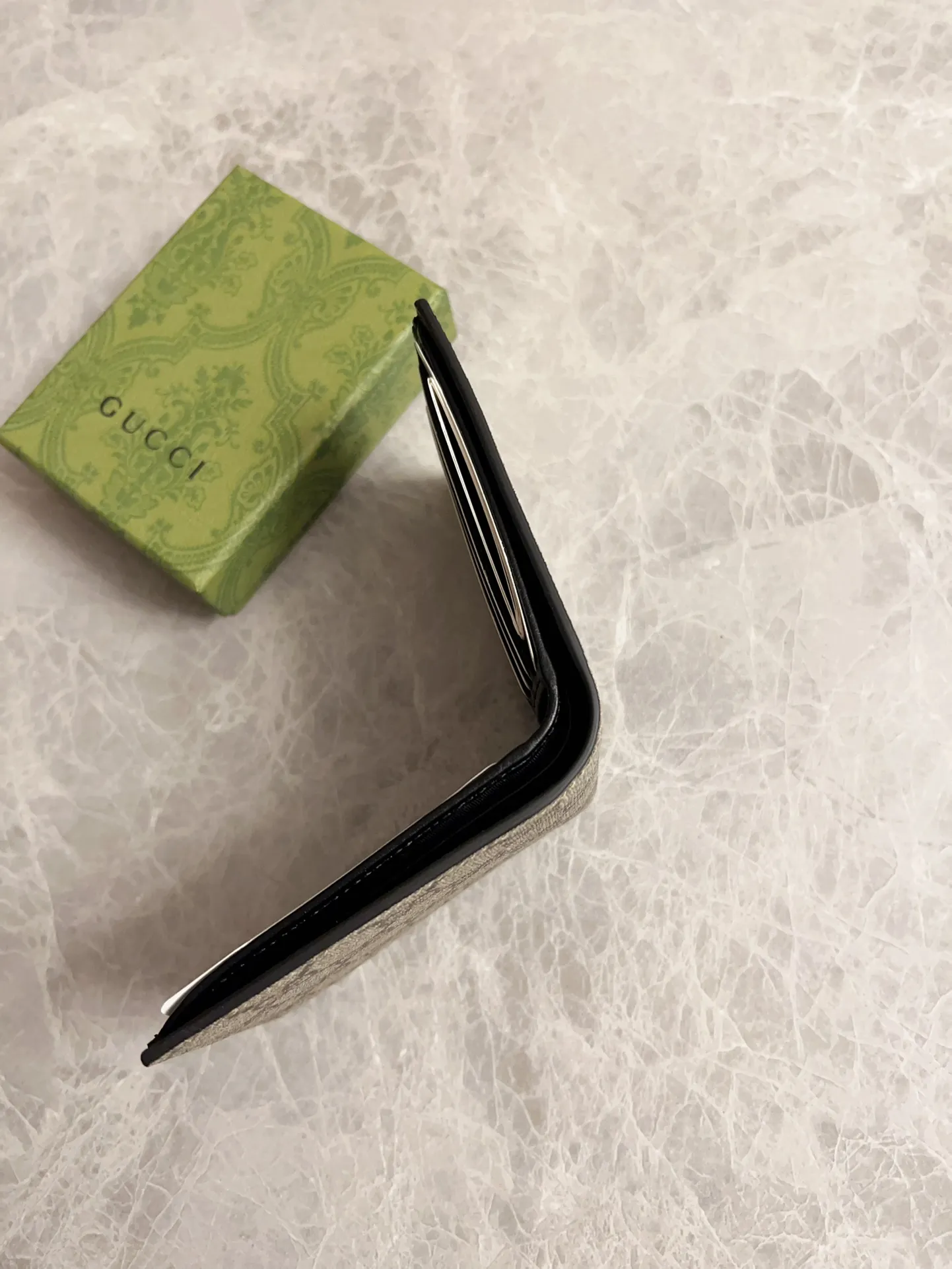 💰270 🇭🇺🇭🇺New men’s short wallet! 🐝🐝Synchronized with counters, original shaved leather with high-quality PVC fabric🐝🐝Tear-printed latest bee logo🐝🐝Oil edges with fine workmanship, simple and elegant, fashionable and domineering,🐝🐝Model: 451268, size: 10x9x2.5cm, color: brown PVC-black "Bee"