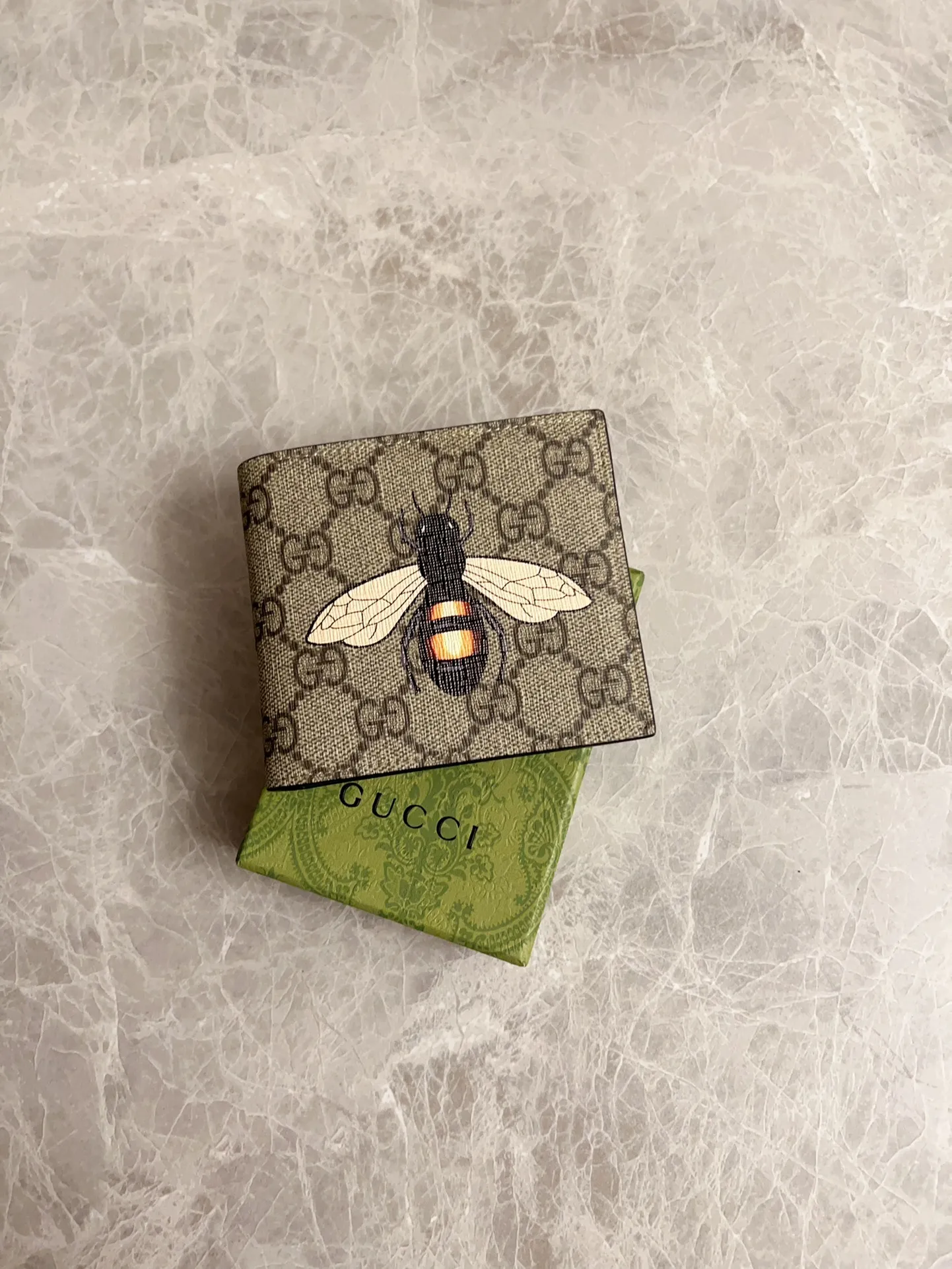 💰270 🇭🇺🇭🇺New men’s short wallet! 🐝🐝Synchronized with counters, original shaved leather with high-quality PVC fabric🐝🐝Tear-printed latest bee logo🐝🐝Oil edges with fine workmanship, simple and elegant, fashionable and domineering,🐝🐝Model: 451268, size: 10x9x2.5cm, color: brown PVC-black "Bee"