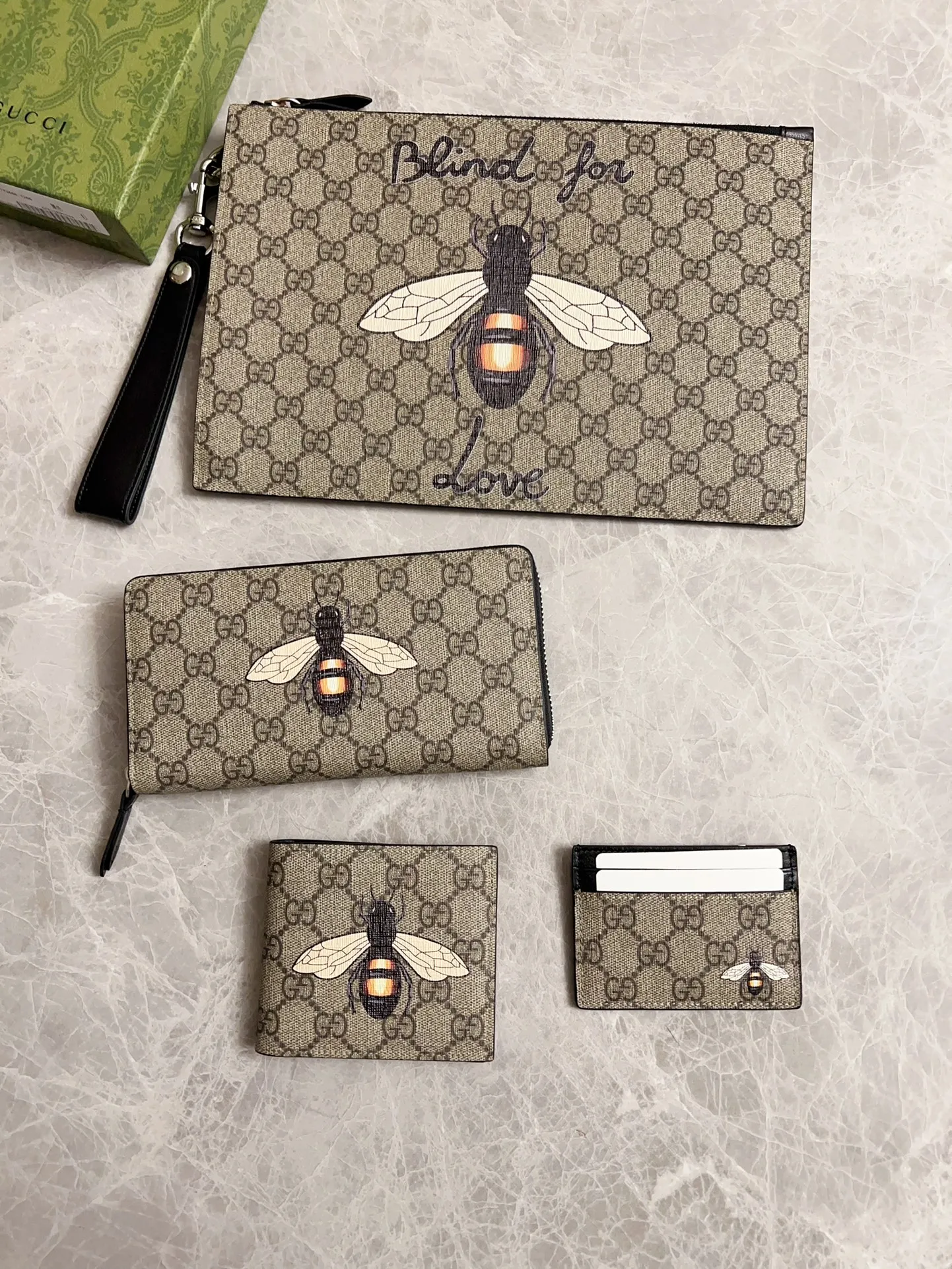 💰270 🇭🇺🇭🇺New men’s short wallet! 🐝🐝Synchronized with counters, original shaved leather with high-quality PVC fabric🐝🐝Tear-printed latest bee logo🐝🐝Oil edges with fine workmanship, simple and elegant, fashionable and domineering,🐝🐝Model: 451268, size: 10x9x2.5cm, color: brown PVC-black "Bee"