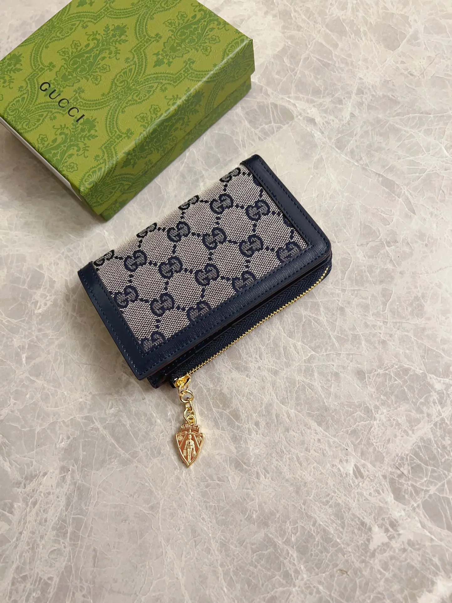 💰460 🇮🇹🇮🇹The Gucci Luce series exudes a strong sense of playfulness and fun. "Luce" means "light" in Italian. Original GG canvas, elegant blue cowhide trimmings and light gold-toned hardware are complemented by beige and ebony graphics. Exquisite shield puller! Model: 790036 Size: 13x 9x 3cm Color: Blue/Brown