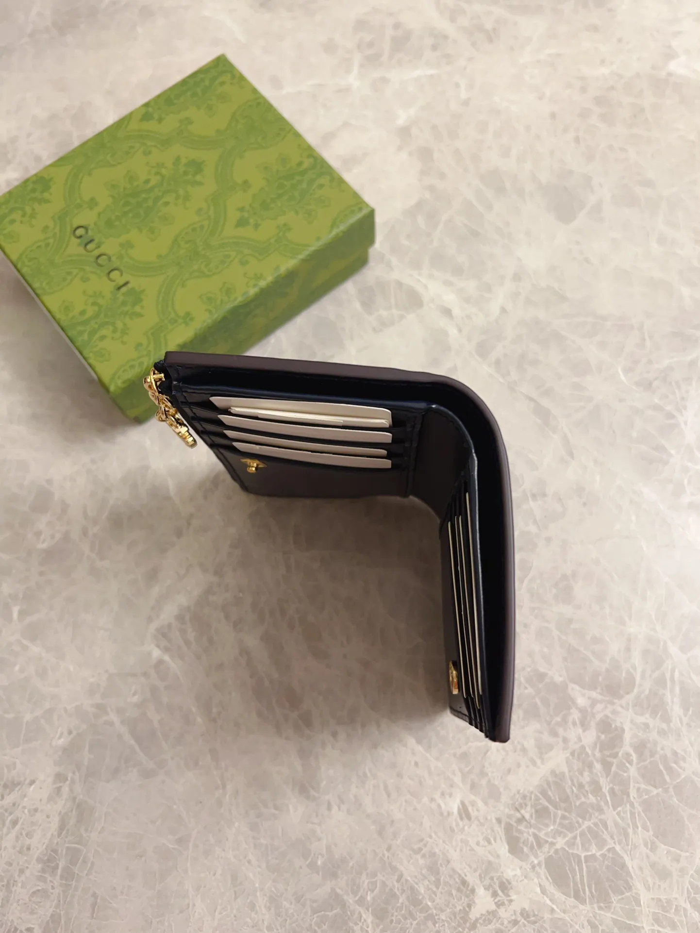💰460 🇮🇹🇮🇹The Gucci Luce series exudes a strong sense of playfulness and fun. "Luce" means "light" in Italian. Original GG canvas, elegant blue cowhide trimmings and light gold-toned hardware are complemented by beige and ebony graphics. Exquisite shield puller! Model: 790036 Size: 13x 9x 3cm Color: Blue/Brown
