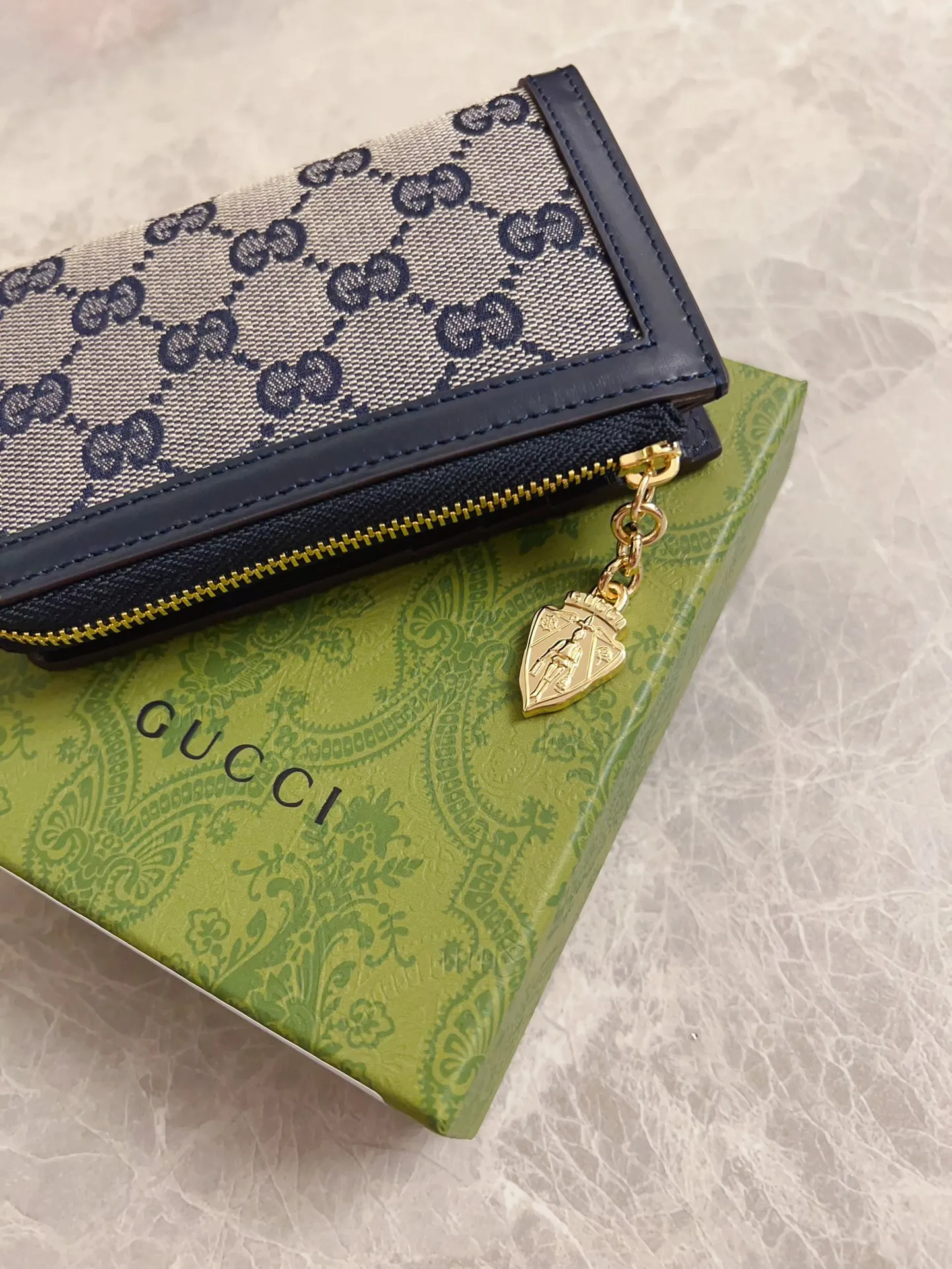 💰460 🇮🇹🇮🇹The Gucci Luce series exudes a strong sense of playfulness and fun. "Luce" means "light" in Italian. Original GG canvas, elegant blue cowhide trimmings and light gold-toned hardware are complemented by beige and ebony graphics. Exquisite shield puller! Model: 790036 Size: 13x 9x 3cm Color: Blue/Brown