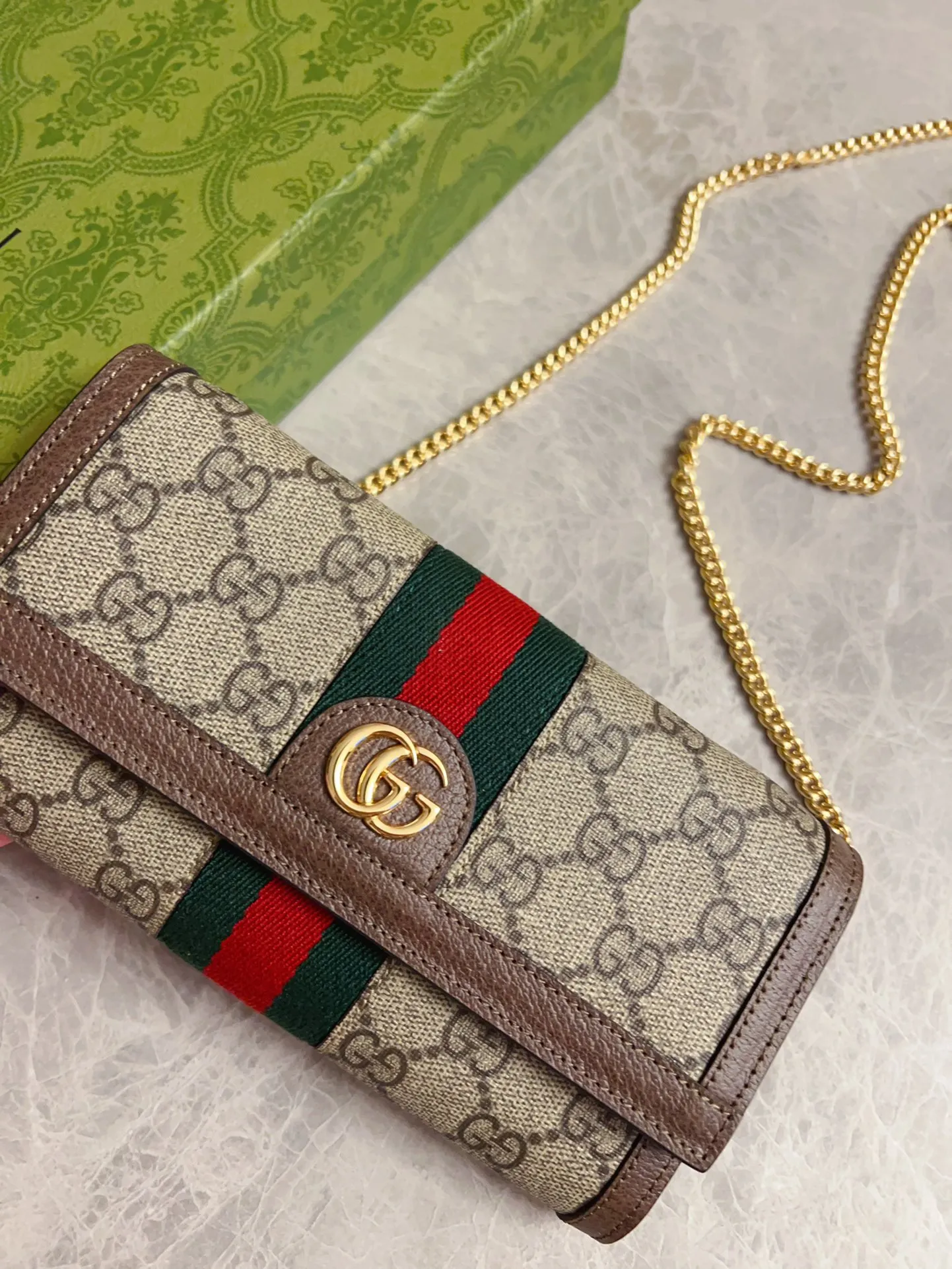 💰640🇭🇺🇭🇺 The new model is synchronized with the official website! Ophidia series ~ chain bag 🌿🌿 is made of GG Supreme high-grade PVC fabric 🌿🌿 with iconic double G hardware marks, classic red and green webbing, exquisite and practical interior 🌿🌿 fashionable and elegant, lightweight and practical, 🌿🌿 model number: 772309, size: 19x10x3cm, color: coffee\red and green belt