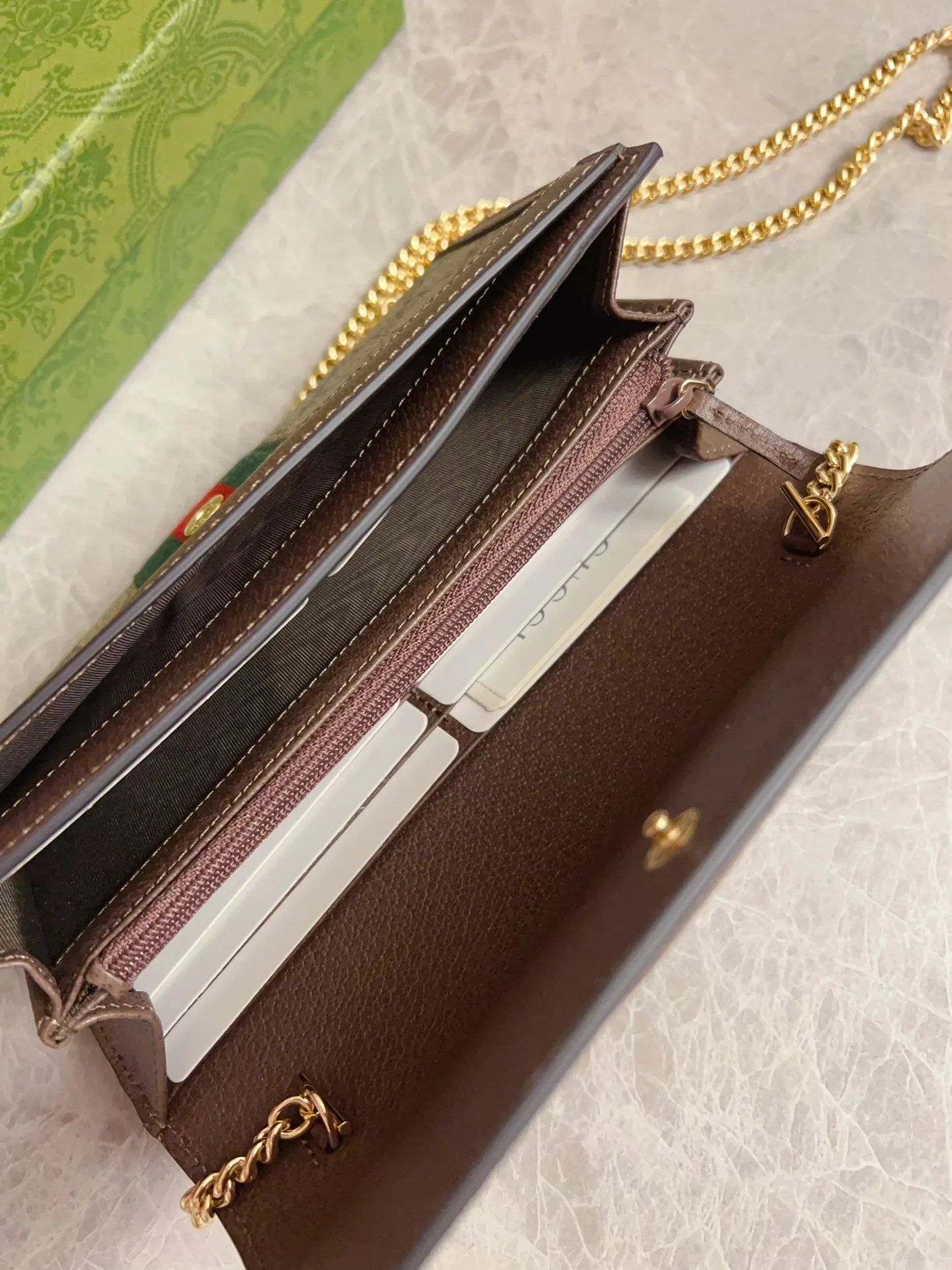 💰640🇭🇺🇭🇺 The new model is synchronized with the official website! Ophidia series ~ chain bag 🌿🌿 is made of GG Supreme high-grade PVC fabric 🌿🌿 with iconic double G hardware marks, classic red and green webbing, exquisite and practical interior 🌿🌿 fashionable and elegant, lightweight and practical, 🌿🌿 model number: 772309, size: 19x10x3cm, color: coffee\red and green belt