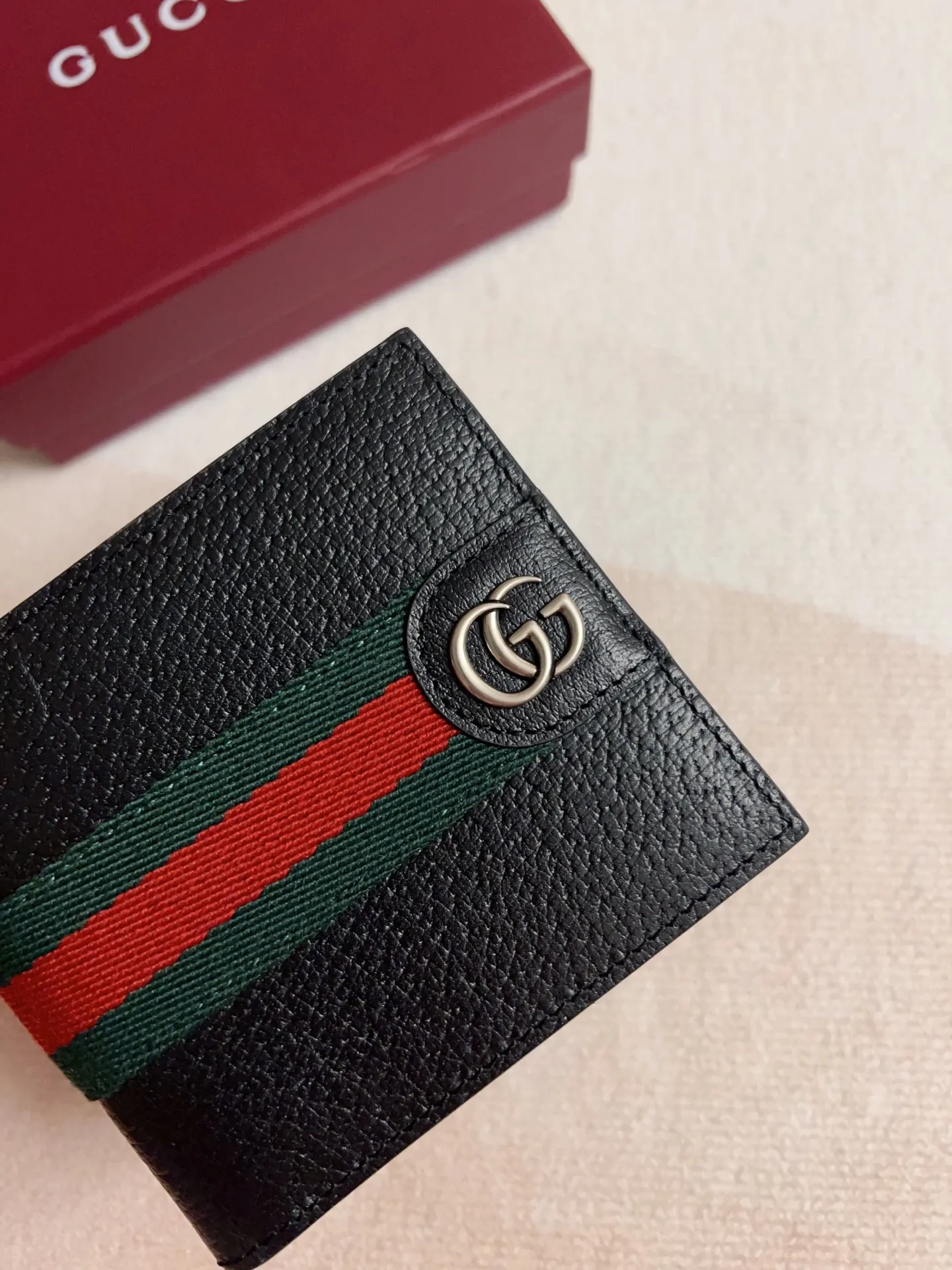 💰320 🇭🇺🇭🇺 The official website is synchronized with the new model! Ophidia series ~ short wallet, 🍊🍊made of GG Supreme original factory pig grain first-layer cowhide 🍊🍊 with iconic double G hardware marks, classic red and green webbing, exquisitely made! 🍊🍊Model number: 834792🍊🍊Size: 11x9cm, color: black