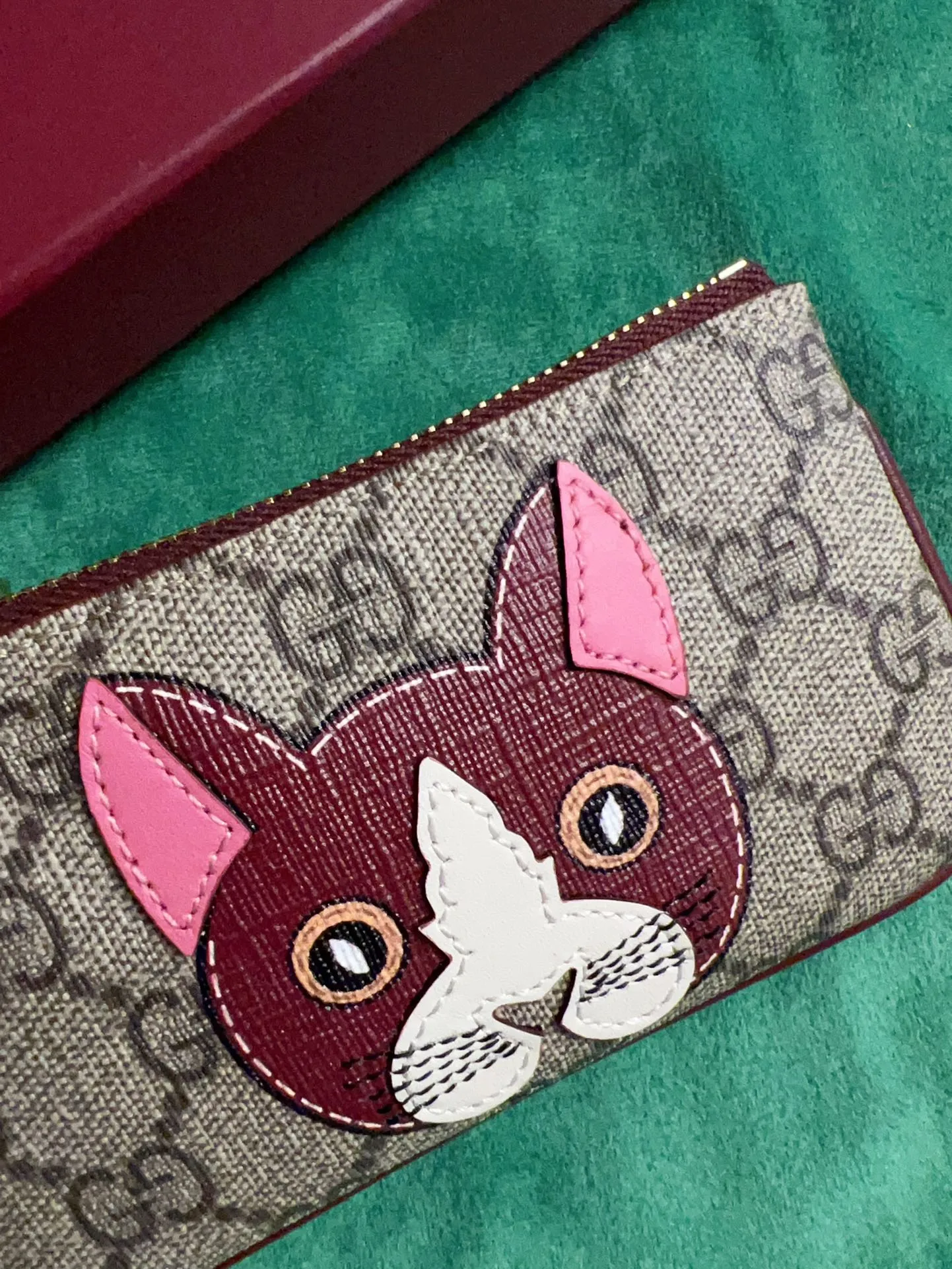 💰360 🇭🇺🇭🇺New products on official website! Exquisite key bag 🔑 ~ lipstick bag 💄🐹🐹 pvc with burgundy calfskin, with cute and exquisite cartoon patterns on the leather! 🐹🐹Style number 818768, size: 12x8x1.5cm, 🐹🐹Little red cat, puppy, panda, owl, exquisite and cute! Original product!
