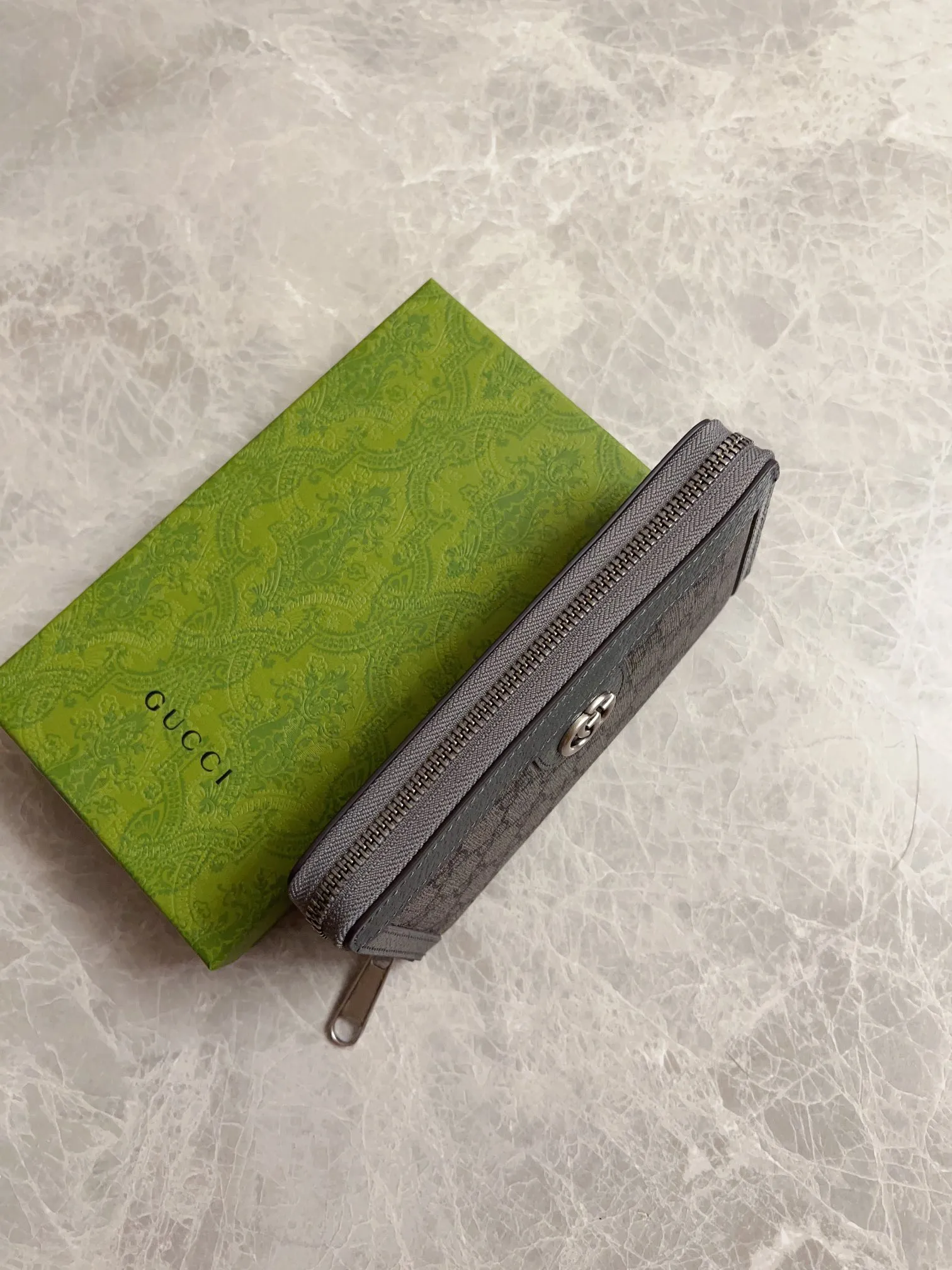 💰440 🇭🇺🇭🇺GucciO’s latest phidia series zipper bag, Ophidia series items have endless retro feelings. Gray GG Supreme canvas, gray cowhide piping, palladium tone hardware Double G Model: 706844 Dimensions: 19x 10x2.5cm Color: gray/pvc.