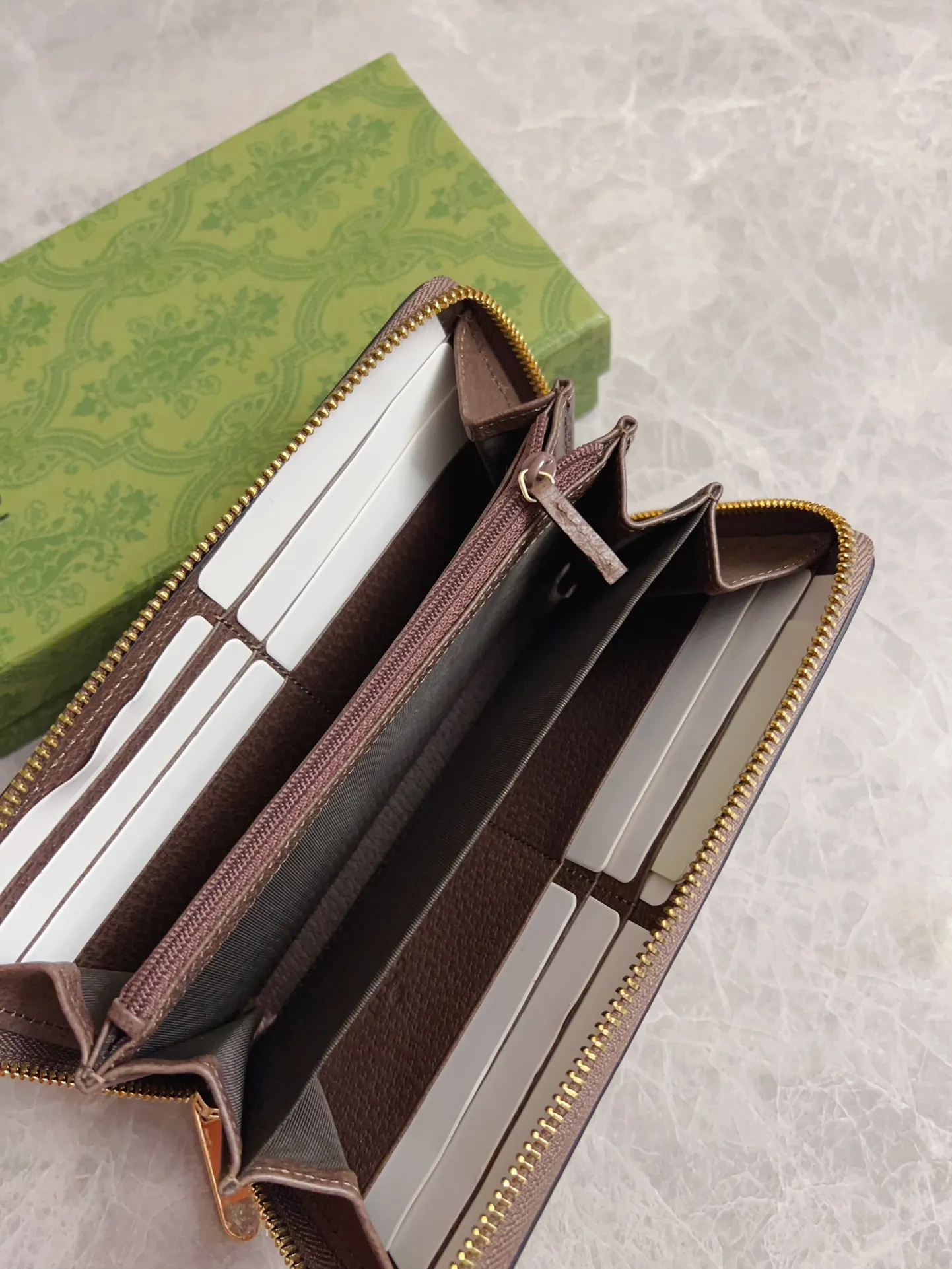 💰440 🇭🇺🇭🇺GucciO’s latest phidia series zipper bag, Ophidia series items have endless retro feelings. GG Supreme canvas, cowhide piping, palladium tone hardware Double G Model: 772305 Dimensions: 19x 10x2.5cm Color: Brown/PVC.