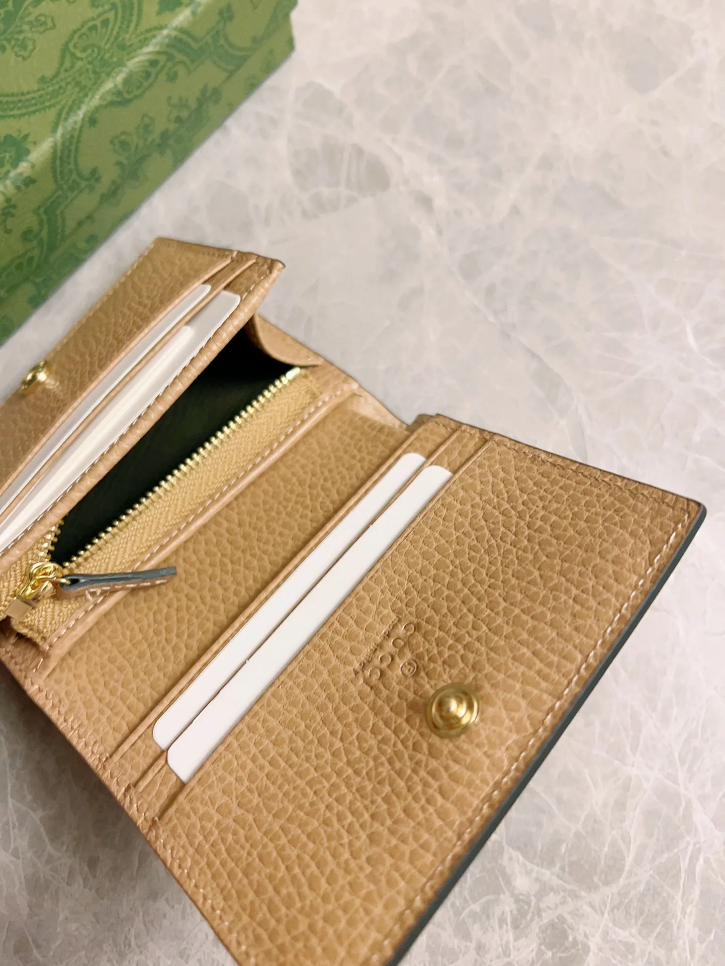 💰360 🇭🇺🇭🇺gucci new product! Using imported original leather and imported thread,‼ ️The new Ophidia series❣ Made of calfskin imported from Italy, equipped with classic double G hardware, a new style and contour support are now available. A structural shape in which the inner side is divided into intervals. 😘Made from top overseas hardware, 💍Model: 658610, Color: Khaki PVC Size: 11x9x3cm