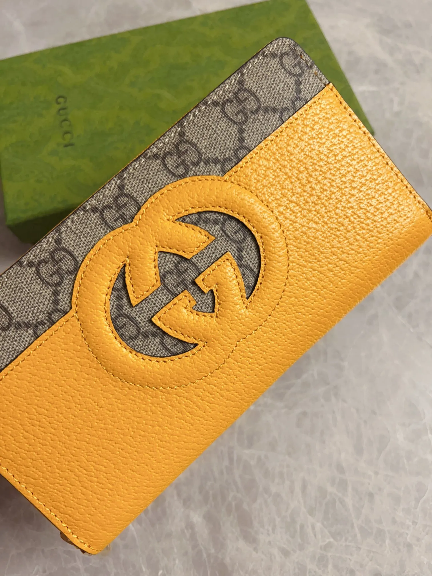 💰460🇭🇺🇭🇺Gucci’s latest ~ Men’s zipper wallet🪅🪅 embellished with hollow interlocking Double G details, cleverly matched with GG Supreme canvas, 🪅🪅Create an accessory with both modern style and classic style🪅🪅The iconic interlocking Double G logo, which comes from the brand founder Guccio Mr. Gucci's initials are constantly being reinterpreted in various forms and styles🪅🪅Model: 701423 Dimensions: 19x 10x 3cm