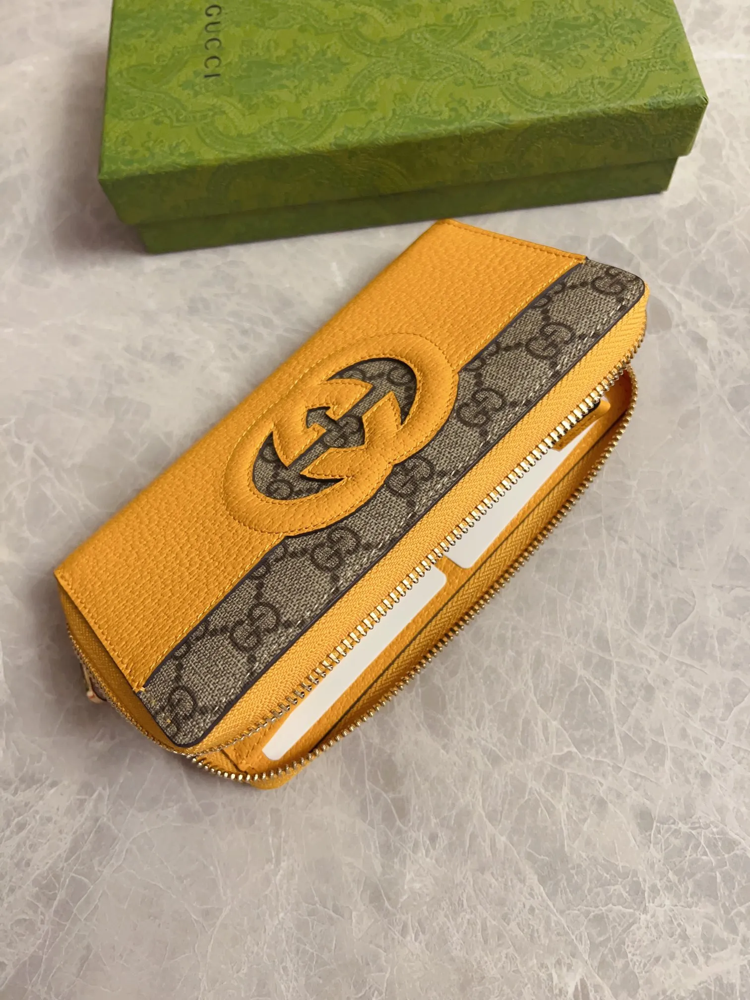 💰460🇭🇺🇭🇺Gucci’s latest ~ Men’s zipper wallet🪅🪅 embellished with hollow interlocking Double G details, cleverly matched with GG Supreme canvas, 🪅🪅Create an accessory with both modern style and classic style🪅🪅The iconic interlocking Double G logo, which comes from the brand founder Guccio Mr. Gucci's initials are constantly being reinterpreted in various forms and styles🪅🪅Model: 701423 Dimensions: 19x 10x 3cm