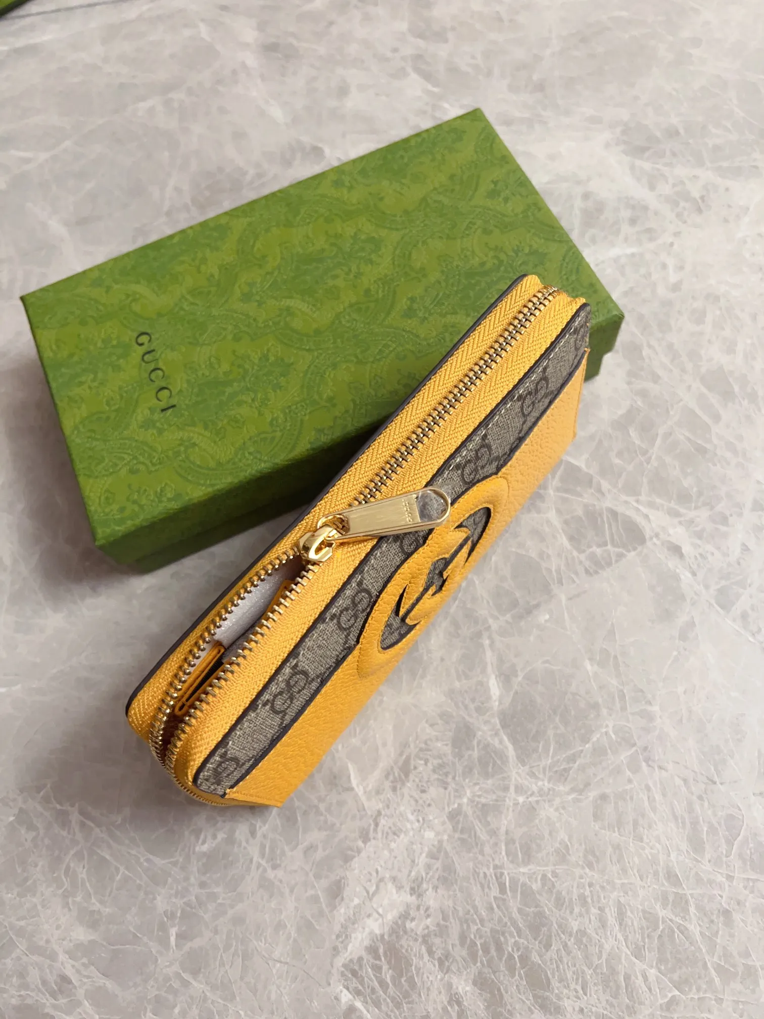 💰460🇭🇺🇭🇺Gucci’s latest ~ Men’s zipper wallet🪅🪅 embellished with hollow interlocking Double G details, cleverly matched with GG Supreme canvas, 🪅🪅Create an accessory with both modern style and classic style🪅🪅The iconic interlocking Double G logo, which comes from the brand founder Guccio Mr. Gucci's initials are constantly being reinterpreted in various forms and styles🪅🪅Model: 701423 Dimensions: 19x 10x 3cm