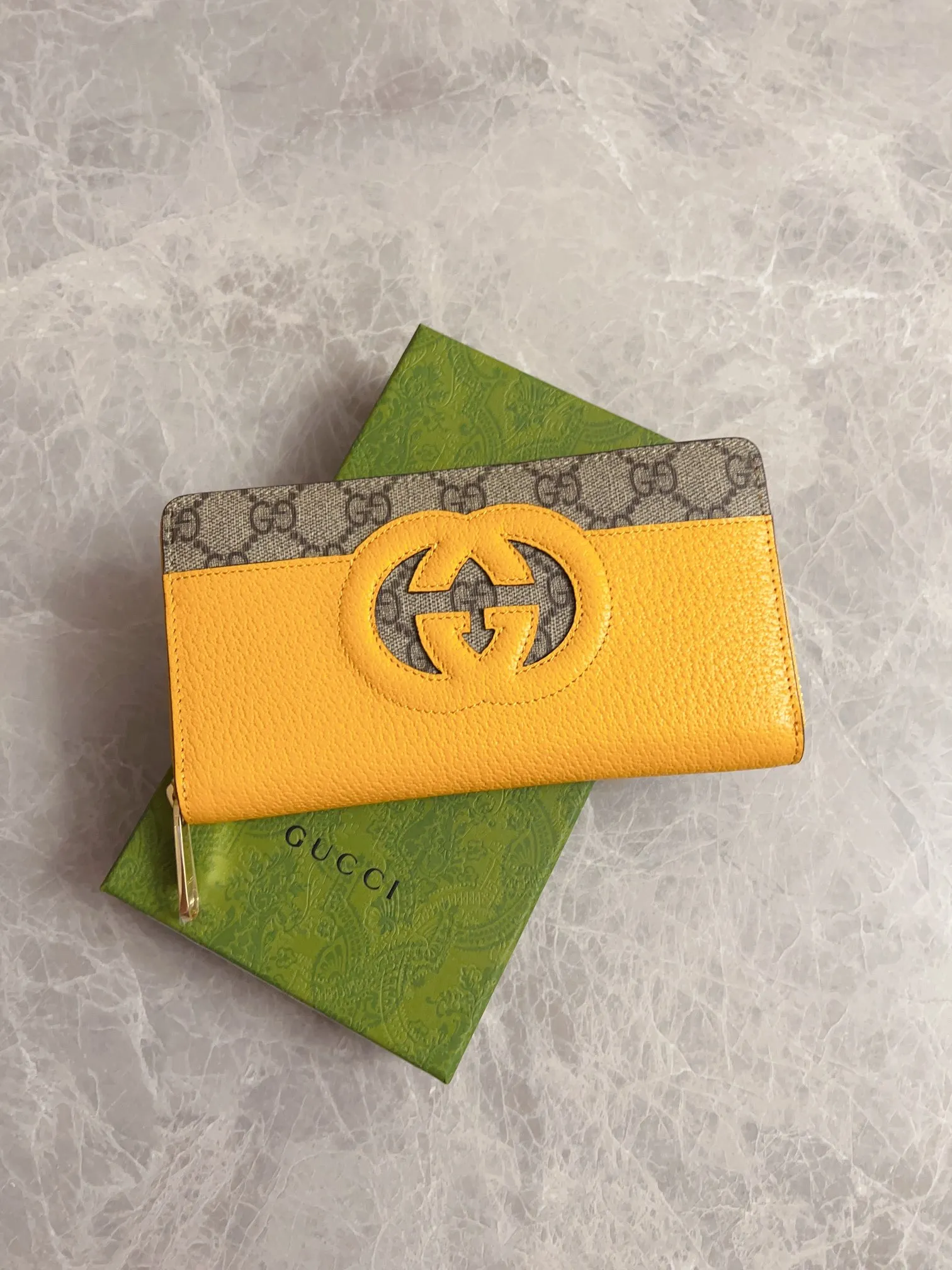 💰460🇭🇺🇭🇺Gucci’s latest ~ Men’s zipper wallet🪅🪅 embellished with hollow interlocking Double G details, cleverly matched with GG Supreme canvas, 🪅🪅Create an accessory with both modern style and classic style🪅🪅The iconic interlocking Double G logo, which comes from the brand founder Guccio Mr. Gucci's initials are constantly being reinterpreted in various forms and styles🪅🪅Model: 701423 Dimensions: 19x 10x 3cm