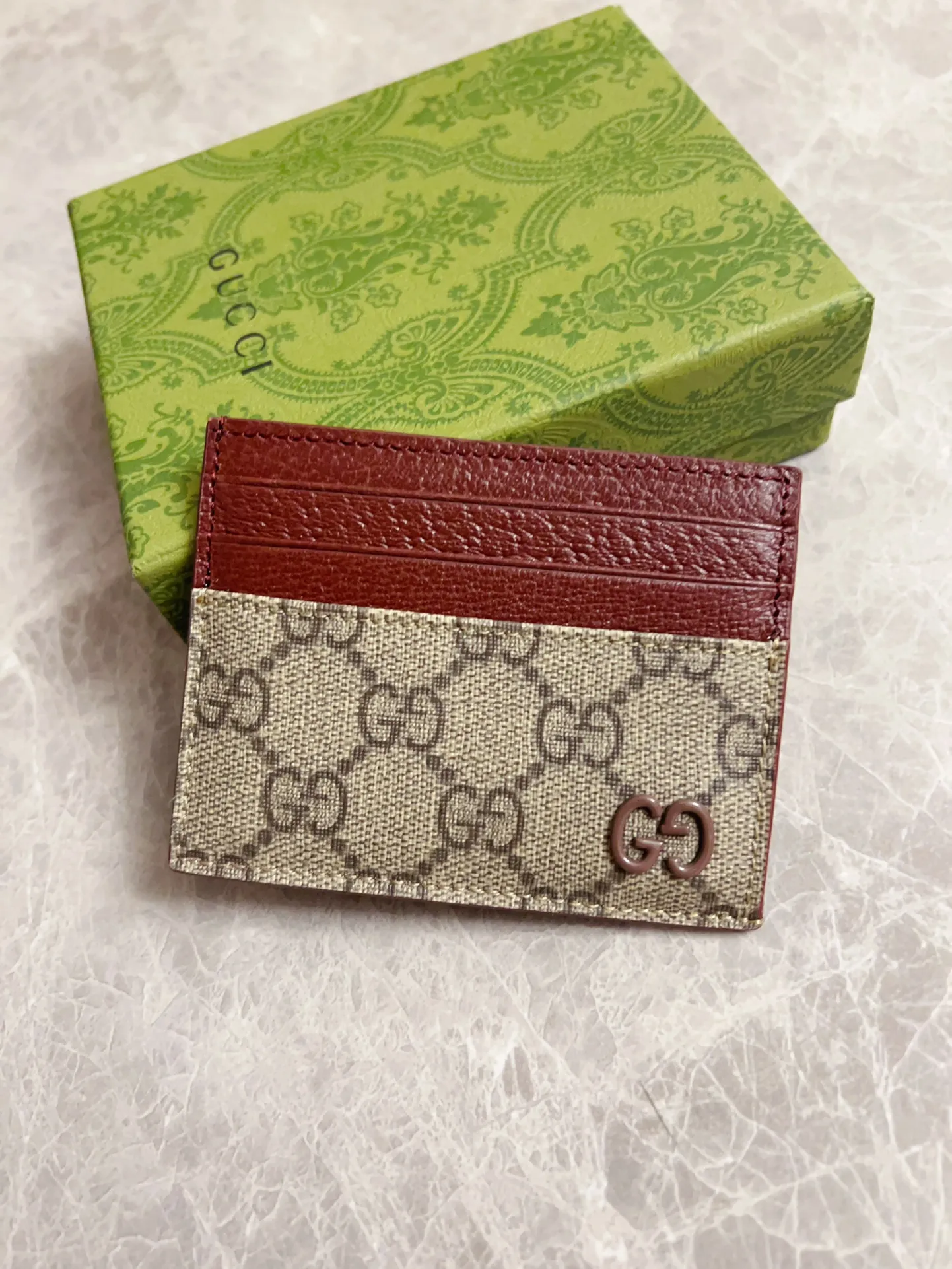 💰260 🇭🇺🇭🇺Gucci’s latest series is presented~Card holder🍖🍖The two-tone design full of contrasting beauty makes the GG logo emblazoned on the body of the bag shine.🍖🍖The interior is made of contrasting cowhide leather🍖🍖2 colors available Brown/Brown Brown/Maroon Size: 10x 8cm Model: 795230 (original product)