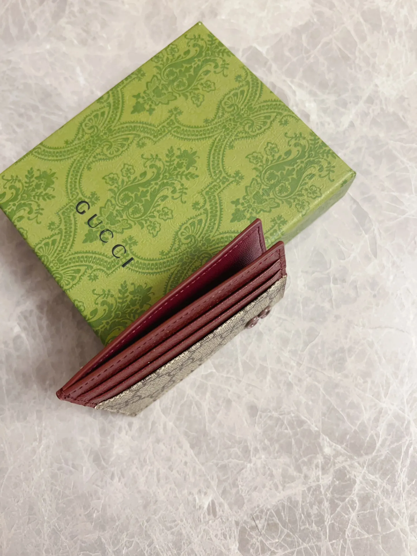 💰260 🇭🇺🇭🇺Gucci’s latest series is presented~Card holder🍖🍖The two-tone design full of contrasting beauty makes the GG logo emblazoned on the body of the bag shine.🍖🍖The interior is made of contrasting cowhide leather🍖🍖2 colors available Brown/Brown Brown/Maroon Size: 10x 8cm Model: 795230 (original product)