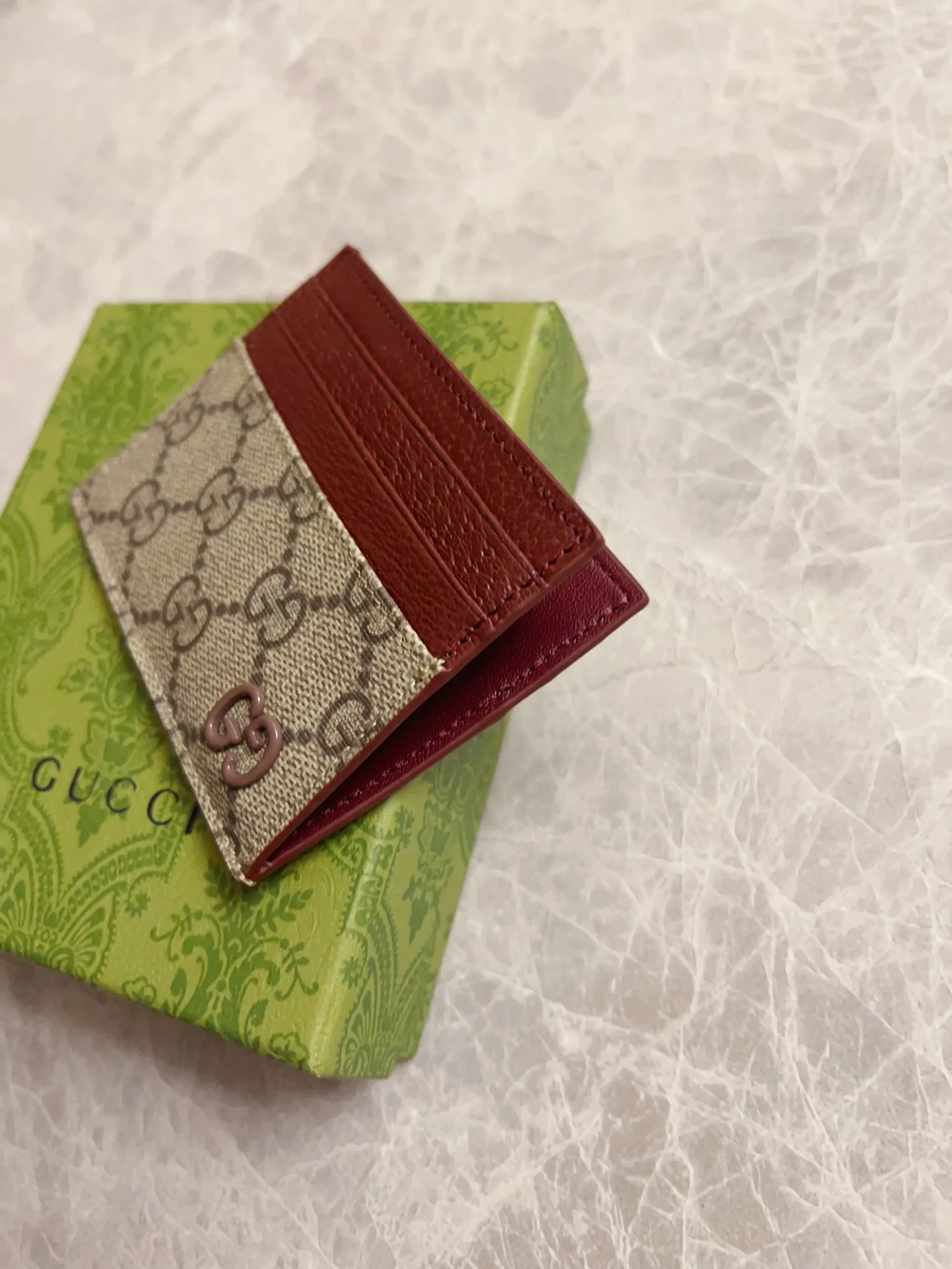 💰260 🇭🇺🇭🇺Gucci’s latest series is presented~Card holder🍖🍖The two-tone design full of contrasting beauty makes the GG logo emblazoned on the body of the bag shine.🍖🍖The interior is made of contrasting cowhide leather🍖🍖2 colors available Brown/Brown Brown/Maroon Size: 10x 8cm Model: 795230 (original product)