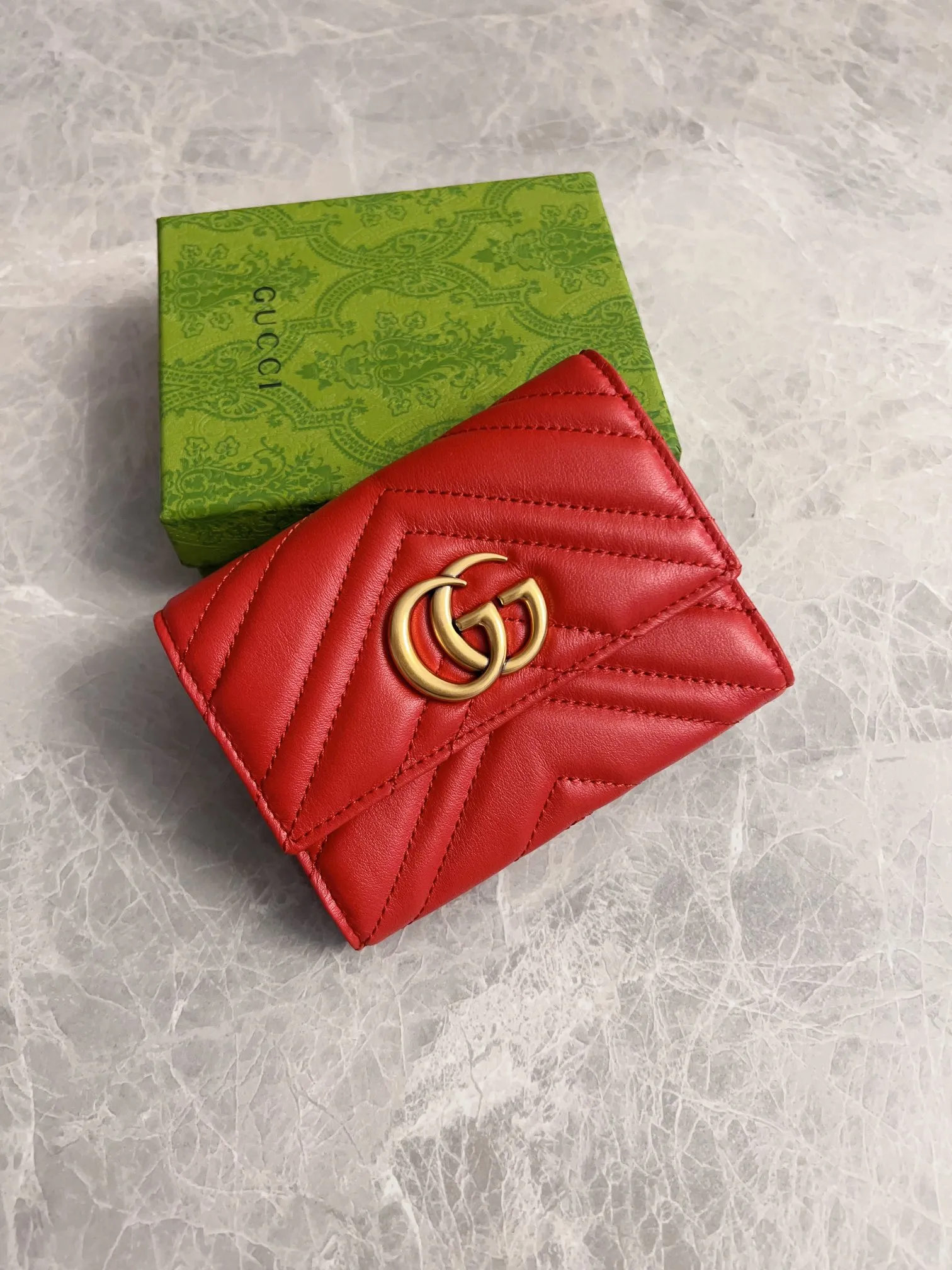 💰400 🇭🇺🇭🇺2017 official website synchronization~Double G bronze metal folding short clip has arrived! 👒👒Counter quality top quality cowhide embroidered wave pattern👒👒Privately ordered hardware and exquisite workmanship👒👒Unique design style zipper coin bag! 👒👒Model: 474802, color: black, bright red, nude pink, size: 12x9.5x2.5cm, fully open 19.5cm