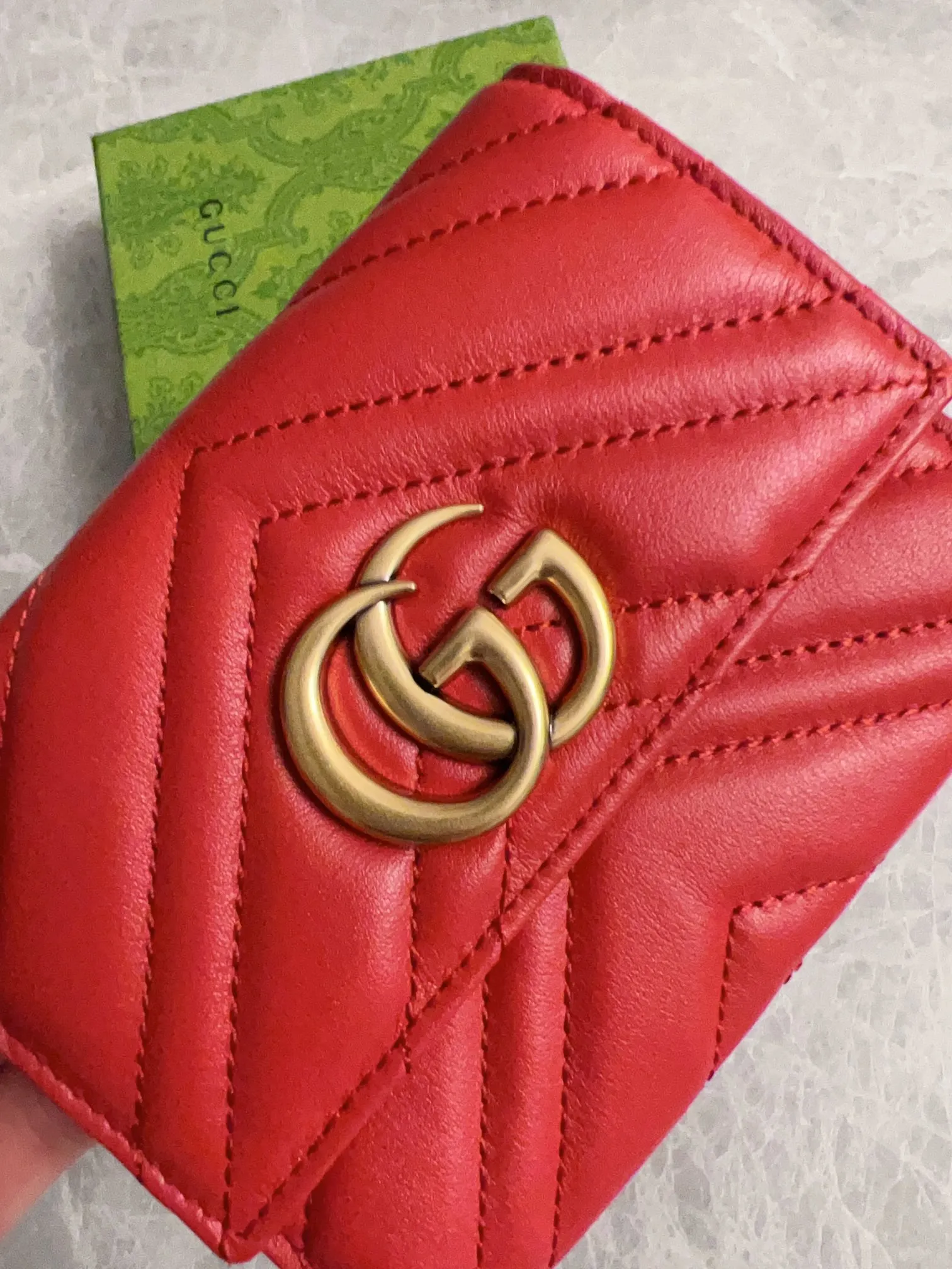 💰400 🇭🇺🇭🇺2017 official website synchronization~Double G bronze metal folding short clip has arrived! 👒👒Counter quality top quality cowhide embroidered wave pattern👒👒Privately ordered hardware and exquisite workmanship👒👒Unique design style zipper coin bag! 👒👒Model: 474802, color: black, bright red, nude pink, size: 12x9.5x2.5cm, fully open 19.5cm