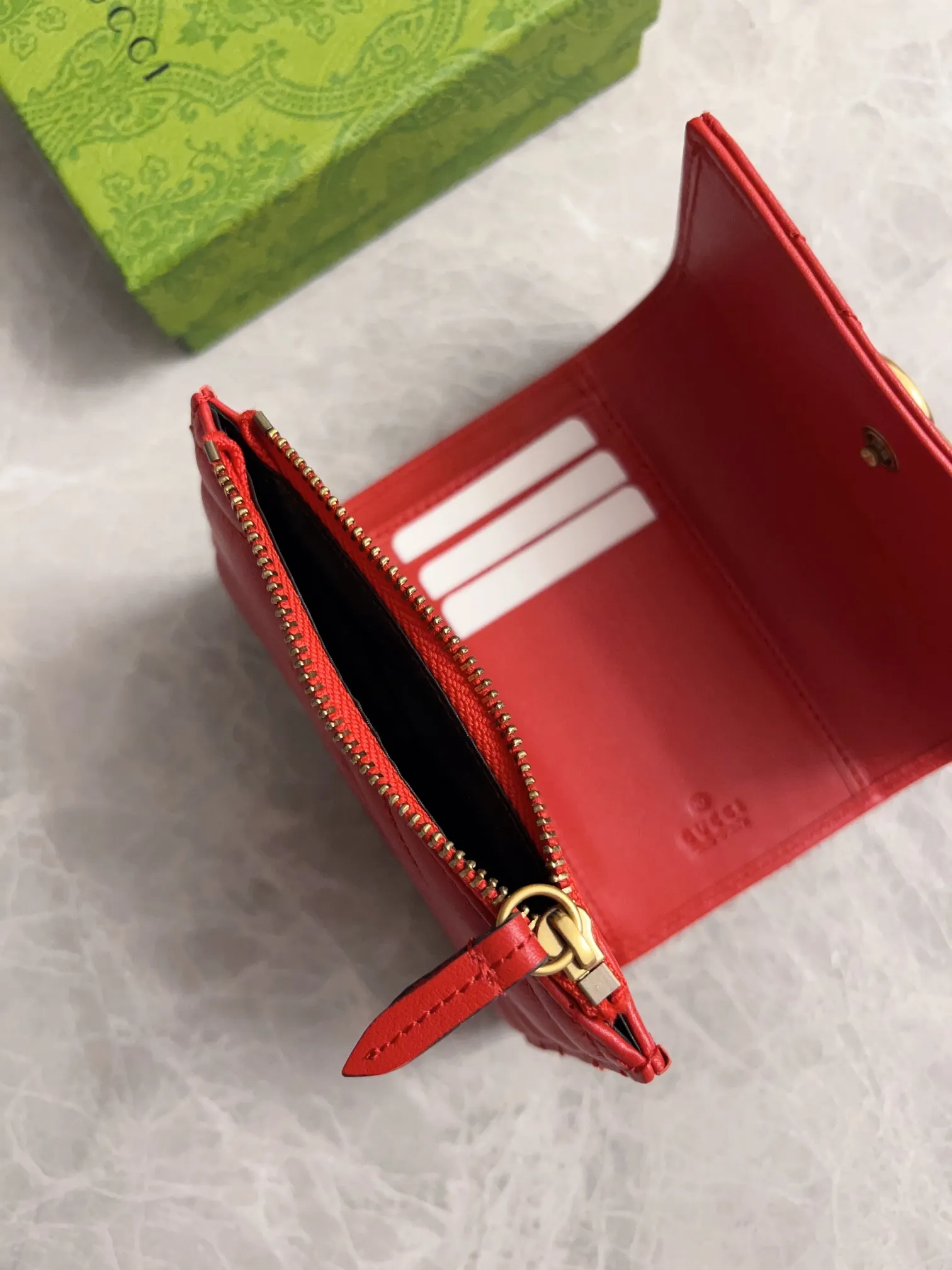 💰400 🇭🇺🇭🇺2017 official website synchronization~Double G bronze metal folding short clip has arrived! 👒👒Counter quality top quality cowhide embroidered wave pattern👒👒Privately ordered hardware and exquisite workmanship👒👒Unique design style zipper coin bag! 👒👒Model: 474802, color: black, bright red, nude pink, size: 12x9.5x2.5cm, fully open 19.5cm