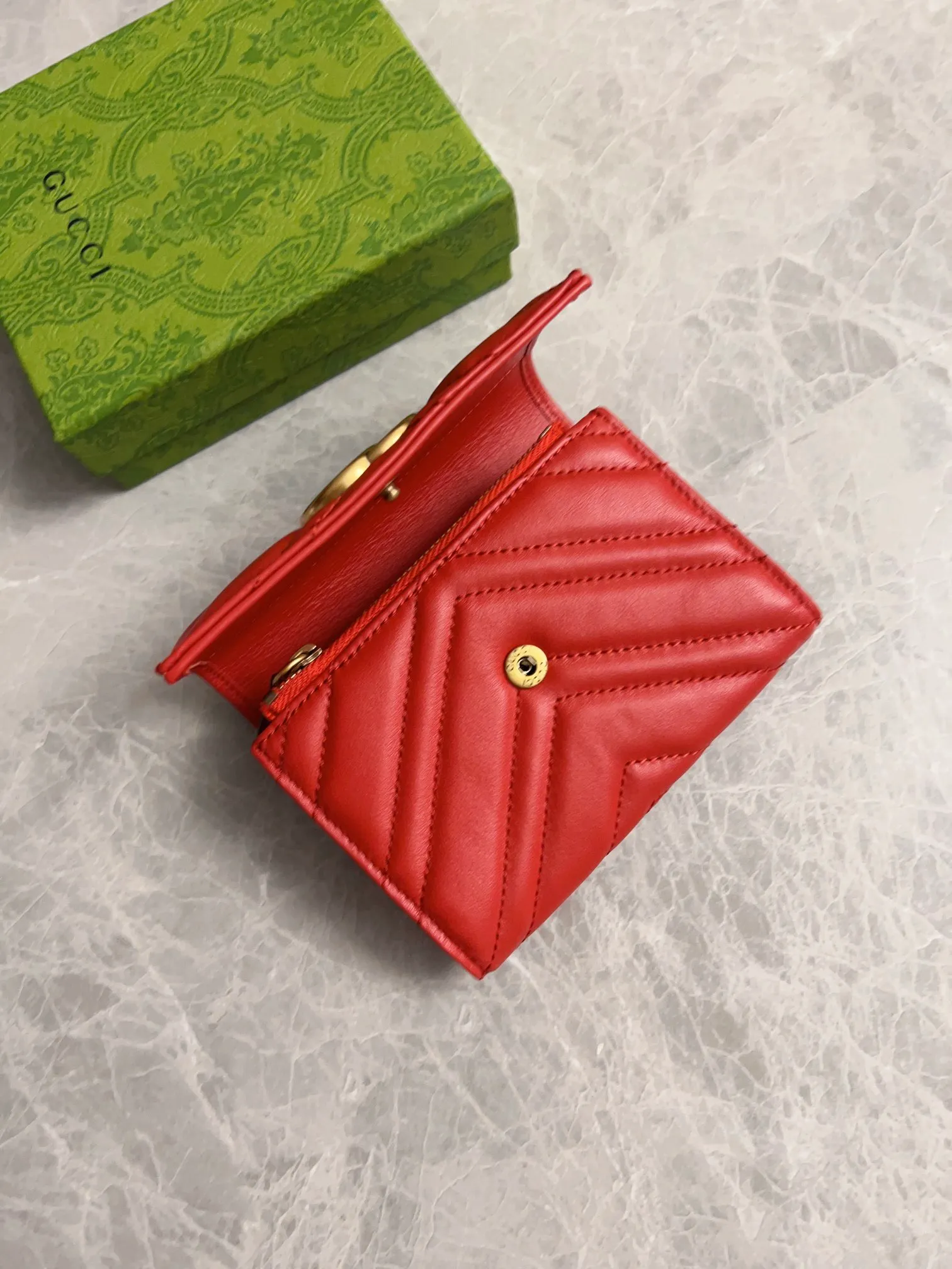 💰400 🇭🇺🇭🇺2017 official website synchronization~Double G bronze metal folding short clip has arrived! 👒👒Counter quality top quality cowhide embroidered wave pattern👒👒Privately ordered hardware and exquisite workmanship👒👒Unique design style zipper coin bag! 👒👒Model: 474802, color: black, bright red, nude pink, size: 12x9.5x2.5cm, fully open 19.5cm