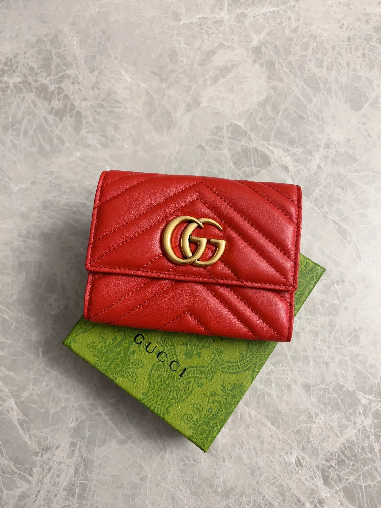 💰400 🇭🇺🇭🇺2017 official website synchronization~Double G bronze metal folding short clip has arrived! 👒👒Counter quality top quality cowhide embroidered wave pattern👒👒Privately ordered hardware and exquisite workmanship👒👒Unique design style zipper coin bag! 👒👒Model: 474802, color: black, bright red, nude pink, size: 12x9.5x2.5cm, fully open 19.5cm
