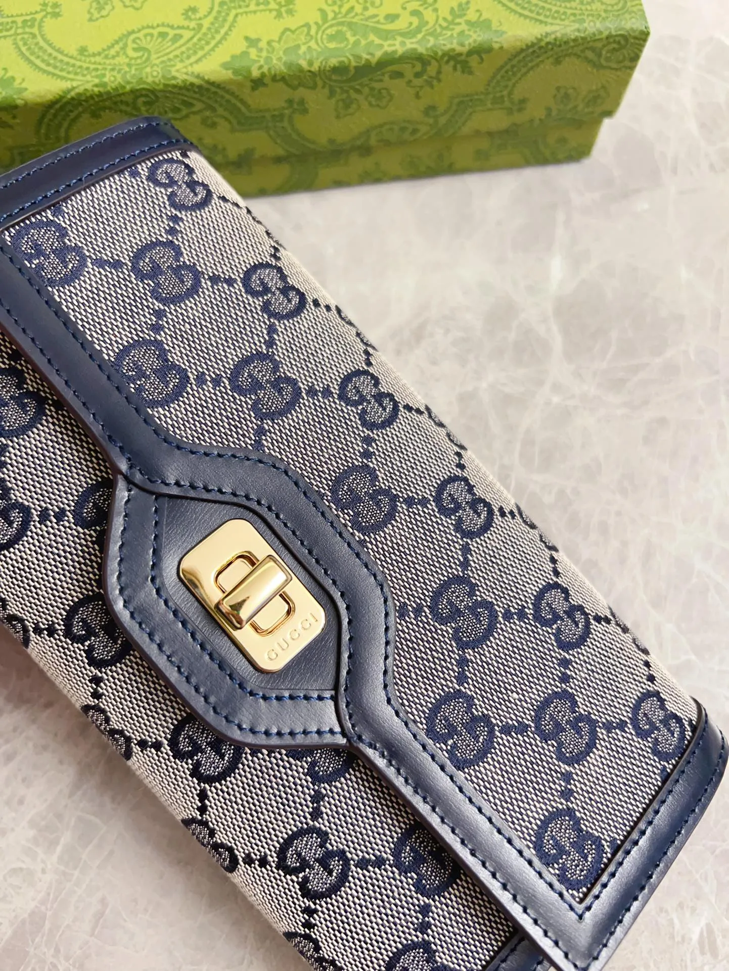 💰480 🇮🇹🇮🇹The Gucci Luce series exudes a strong sense of playfulness and fun. "Luce" means "light" in Italian. Original GG canvas brings design essence to this elegant mini shoulder bag. Blue cowhide piping and light gold-toned hardware are complemented by beige and ebony graphics. Model: 790034 Size: 19x 10x 3.5cm Color: Blue/Brown