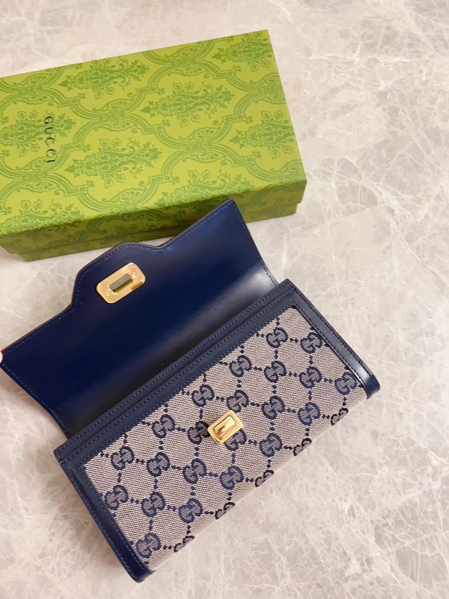💰480 🇮🇹🇮🇹The Gucci Luce series exudes a strong sense of playfulness and fun. "Luce" means "light" in Italian. Original GG canvas brings design essence to this elegant mini shoulder bag. Blue cowhide piping and light gold-toned hardware are complemented by beige and ebony graphics. Model: 790034 Size: 19x 10x 3.5cm Color: Blue/Brown